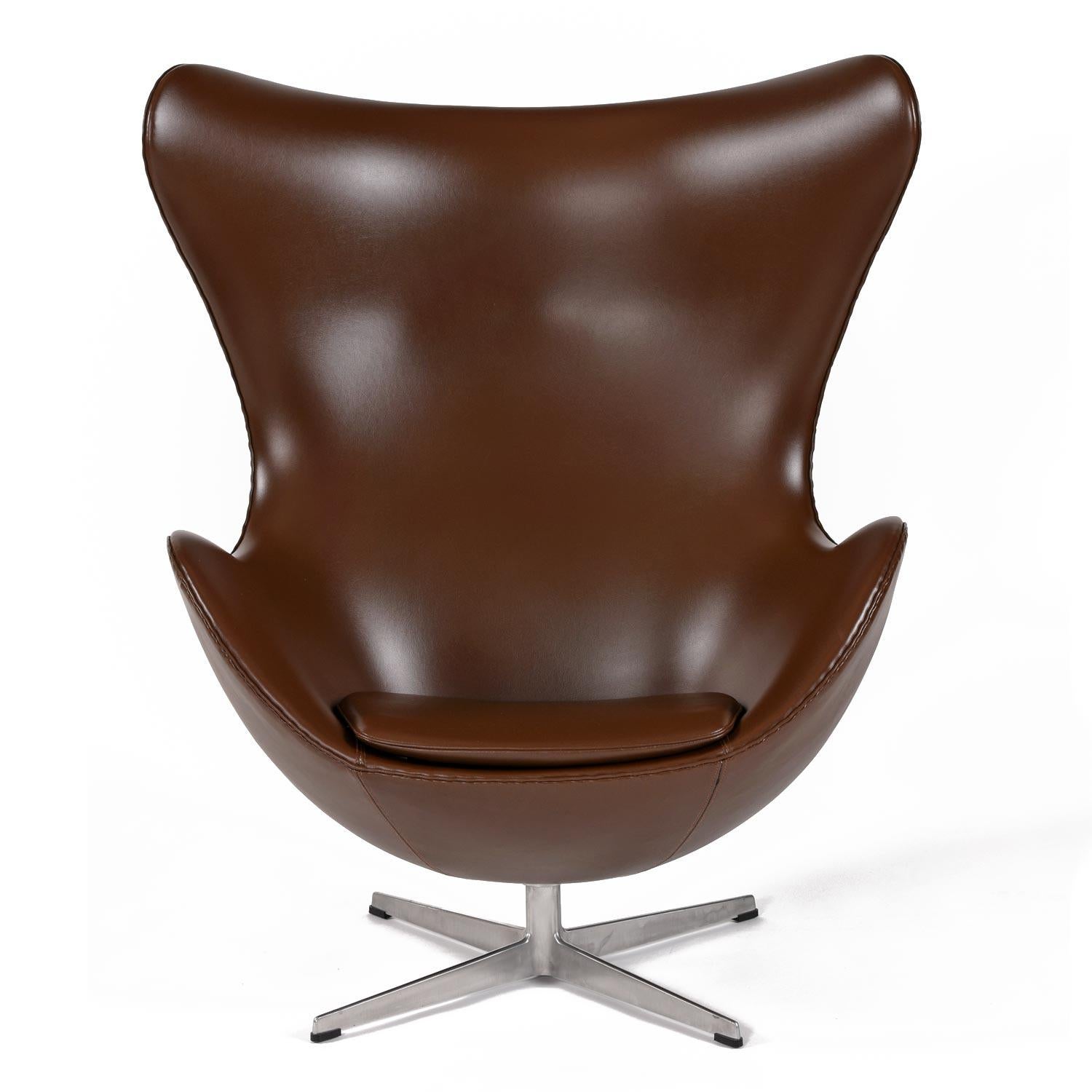 1974 Original Brown Leather Arne Jacobsen for Fritz Hansen Egg Chair & Ottoman en vente 2