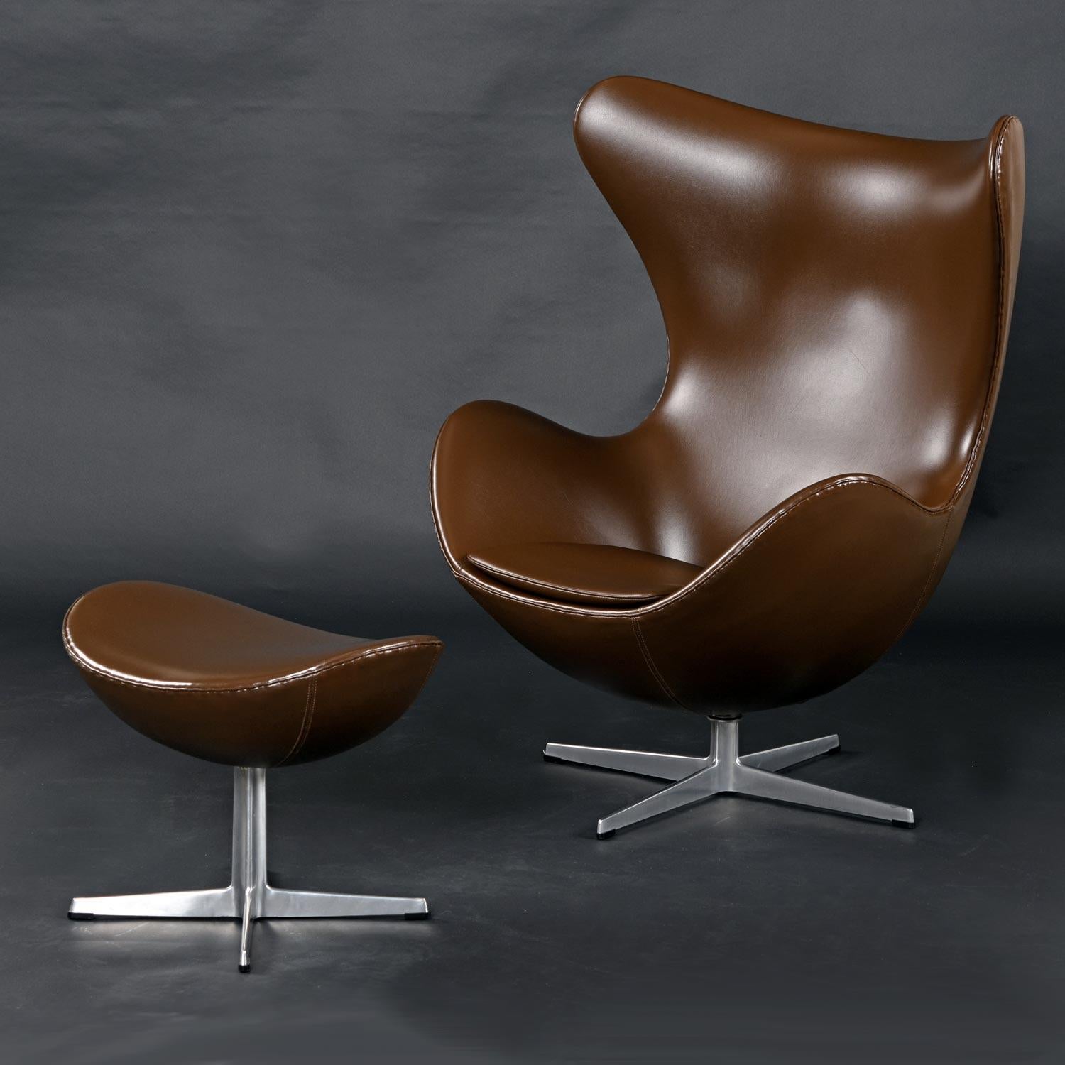 1974 Original Brown Leather Arne Jacobsen for Fritz Hansen Egg Chair & Ottoman en vente 2