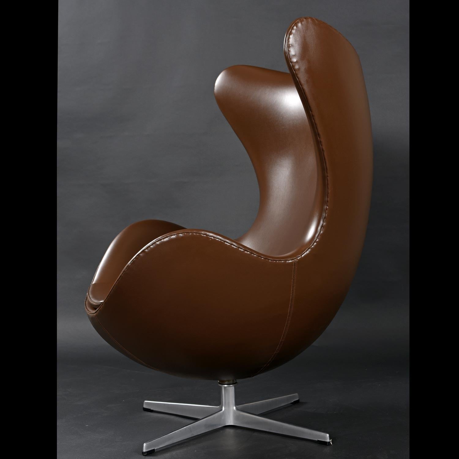 1974 Original Brauner Leder Arne Jacobsen für Fritz Hansen Egg Chair & Ottoman im Angebot 5