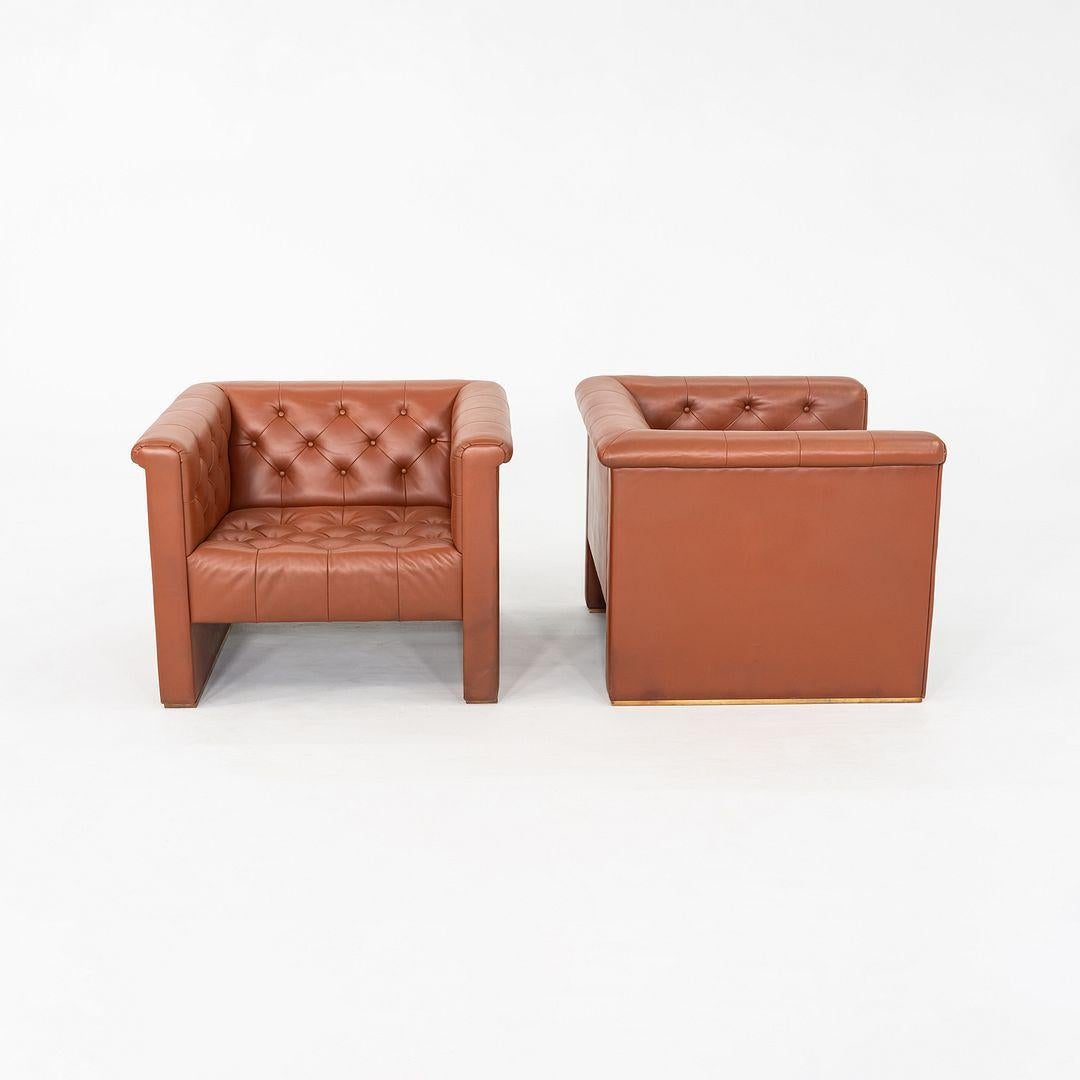 Dies ist ein Paar CH.33 Tufted Leather Club Chairs, entworfen von Nicos Zographos für seine Firma Nicos Zographos Designs Ltd. um 1968. Der angegebene Preis beinhaltet das Paar Stühle wie abgebildet. Die Stühle sind mit cognacfarbenem getuftetem