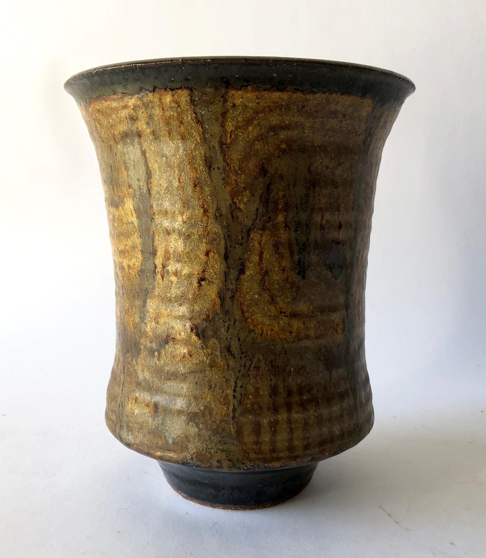 Studio-Vase aus Kalifornien, hergestellt von Raul Coronel, 1974. Die Vase misst 8 3/4