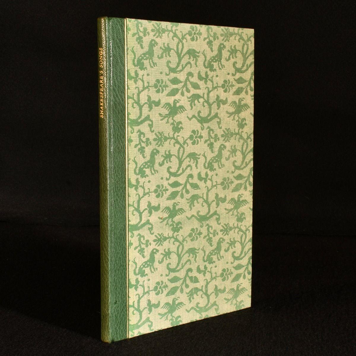 Ein schönes Werk in limitierter Auflage, das die Lieder aus den Stücken von William Shakespeare vorstellt, darunter Verse aus allen seinen Hauptwerken.

Ein seltenes Werk in limitierter Auflage.

310 Exemplare dieser Arbeit wurden produziert, mit