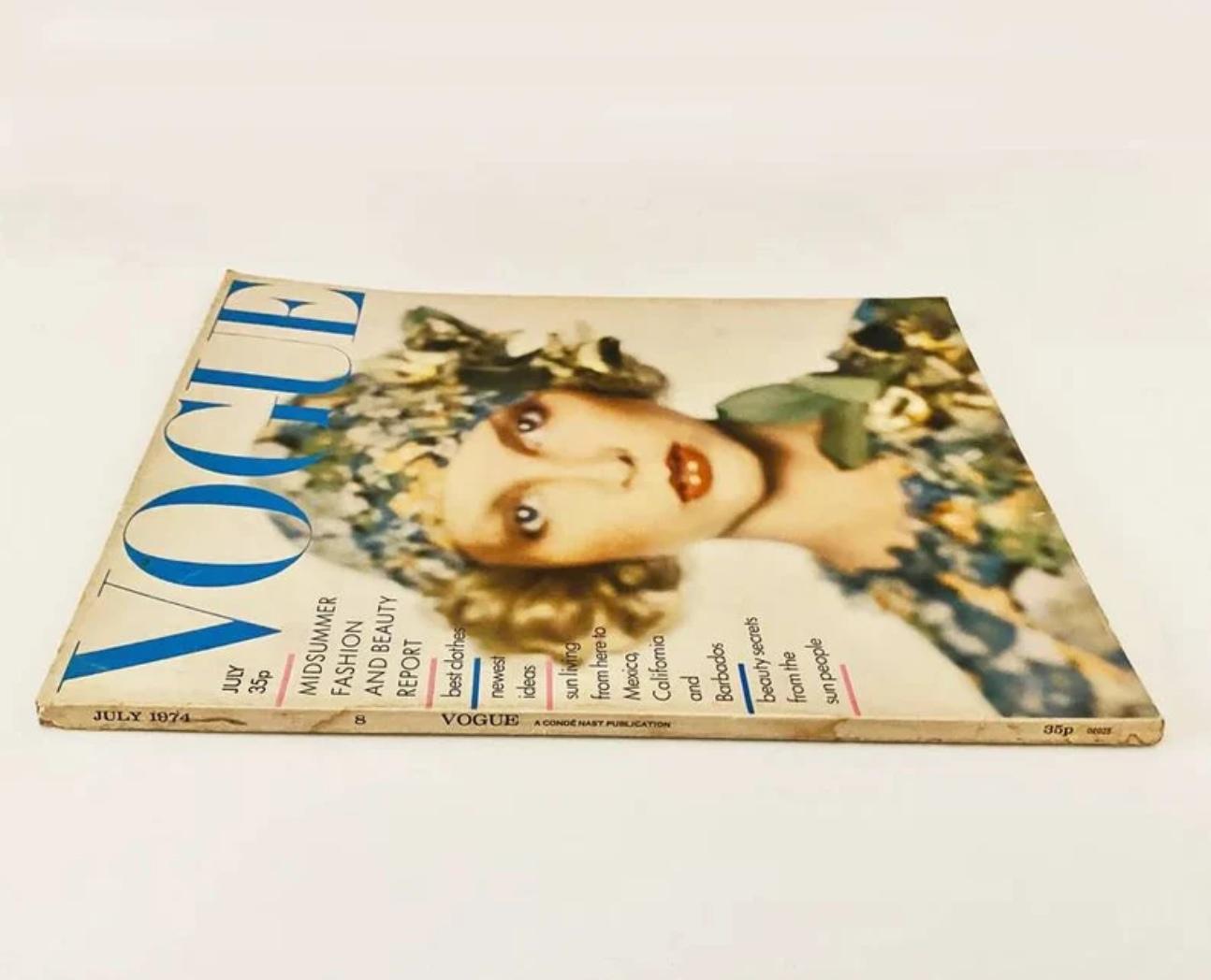 1974 VOGUE Magazine - Couverture par David Bailey, 160 pages, en couleur et noir/blanc

Sur la couverture : 