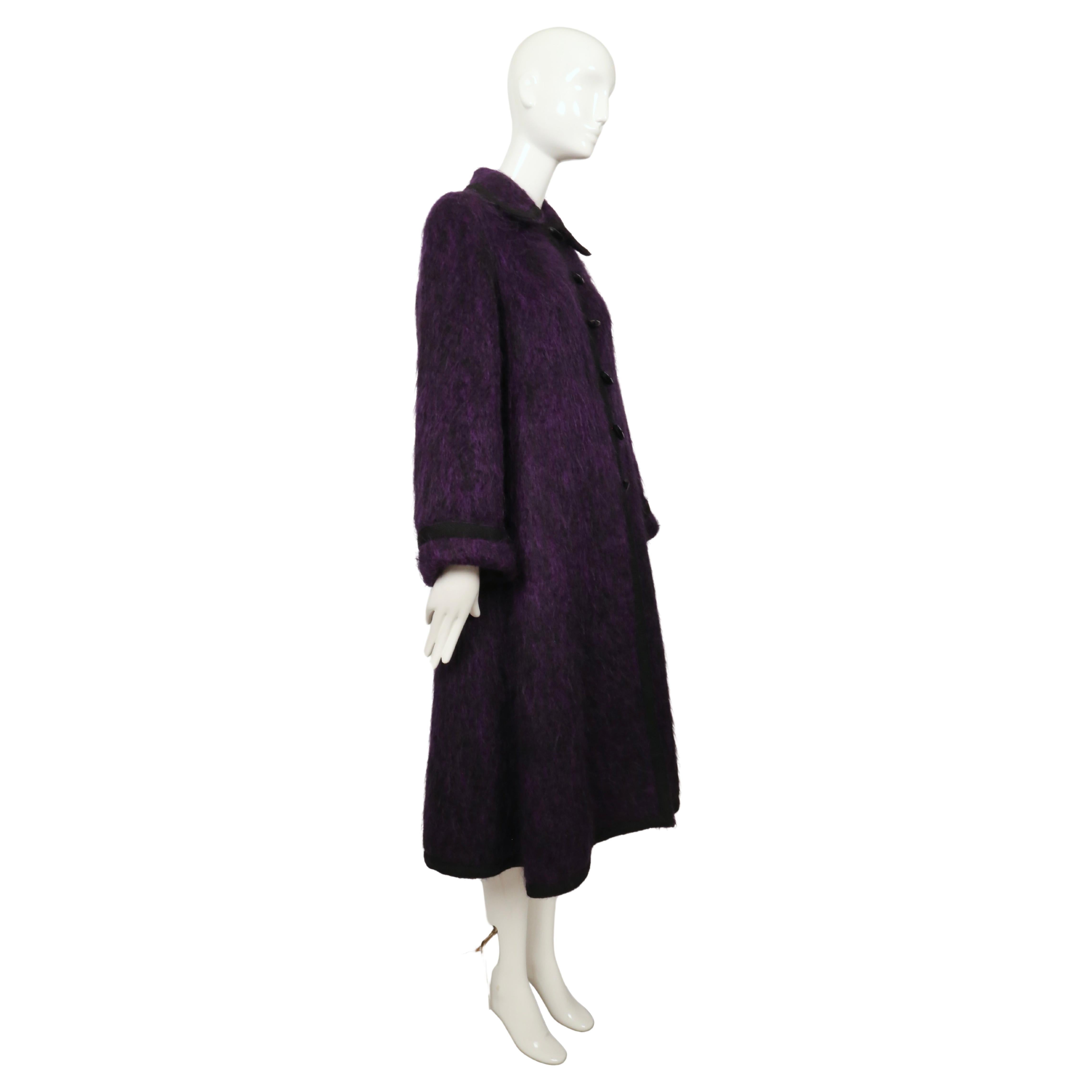 1974 YVES SAINT LAURENT violett lila gebürsteter Wollmantel RUNWAY mit geflochtener Verzierung (Violett) im Angebot