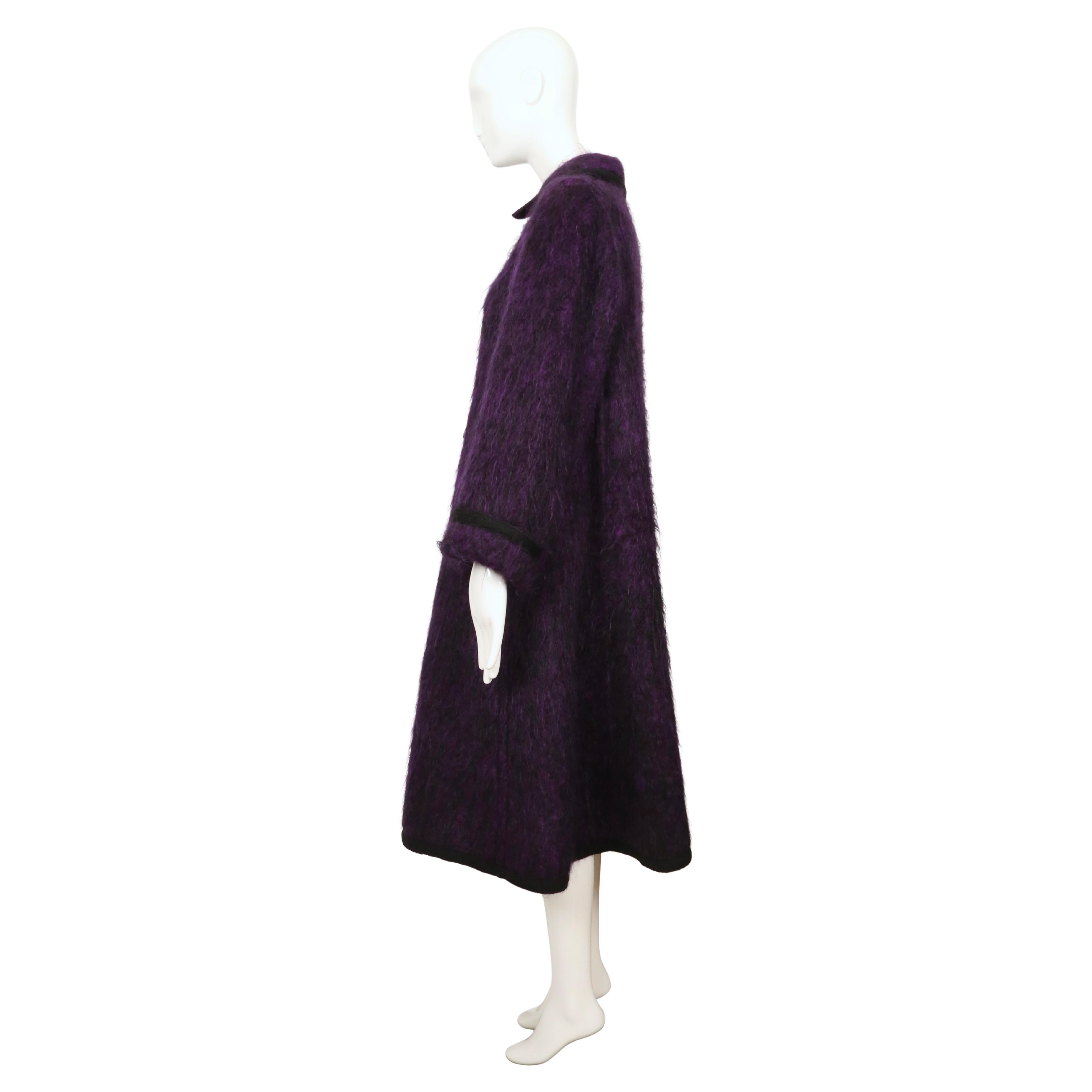 1974 YVES SAINT LAURENT violett lila gebürsteter Wollmantel RUNWAY mit geflochtener Verzierung im Angebot 1