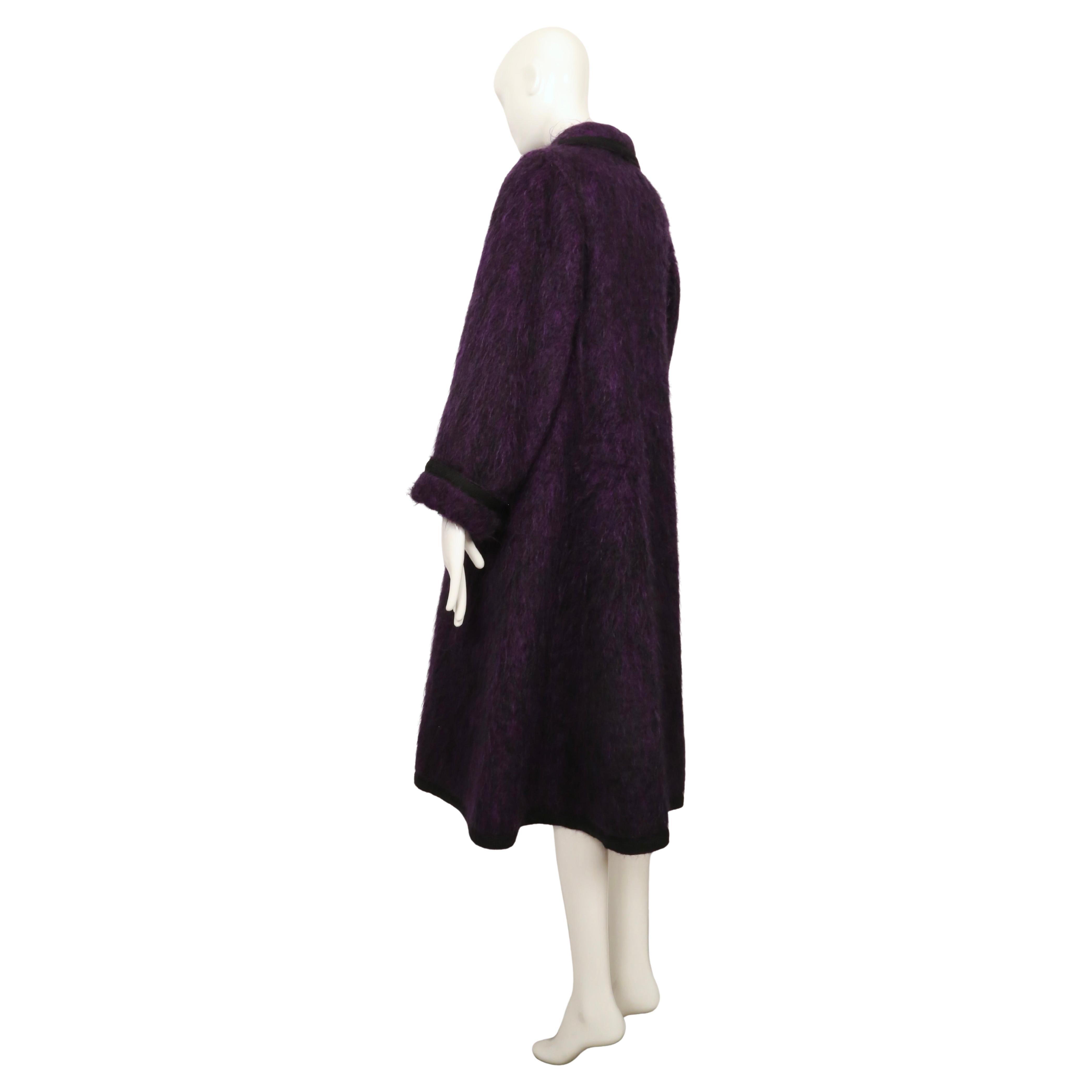 1974 YVES SAINT LAURENT violett lila gebürsteter Wollmantel RUNWAY mit geflochtener Verzierung im Angebot 2