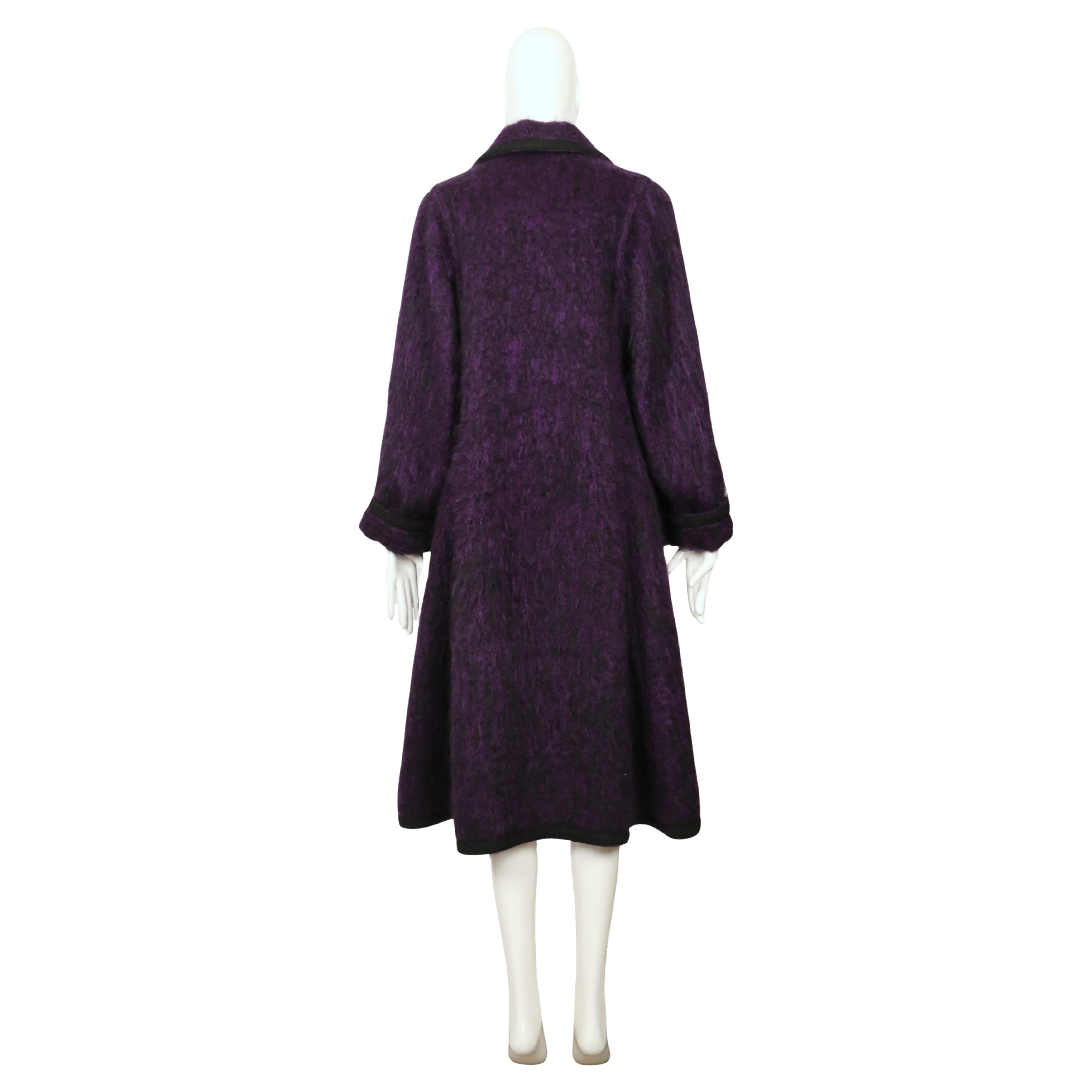 1974 YVES SAINT LAURENT violett lila gebürsteter Wollmantel RUNWAY mit geflochtener Verzierung im Angebot 3