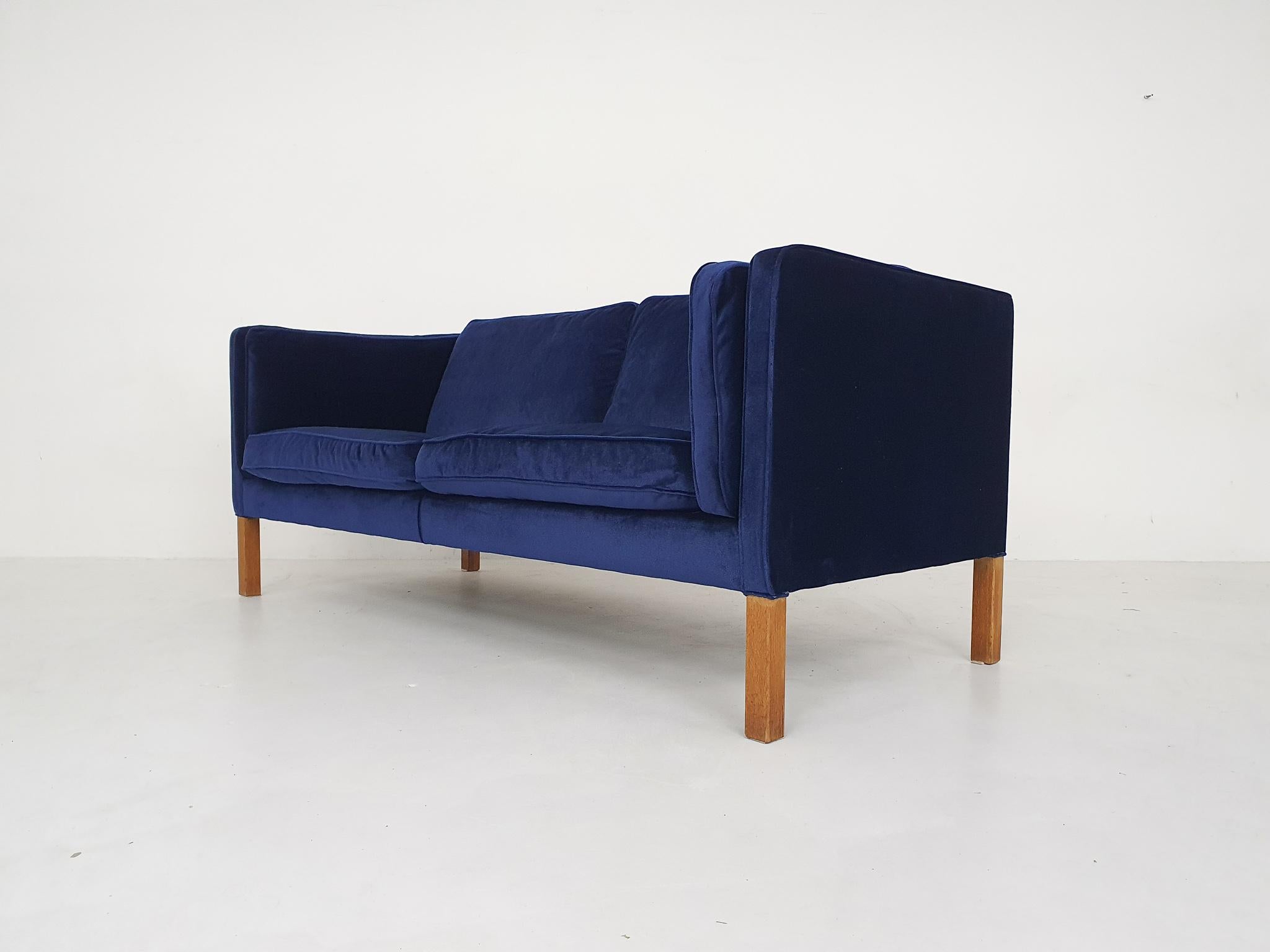 A modern looking Danish design sofa by the hand of the famous Børge Mogensen and his son Peter. Designed in Denmark in 1975.

This is an unique example, because it is actually a vintage piece. This model is still being sold today, but this example