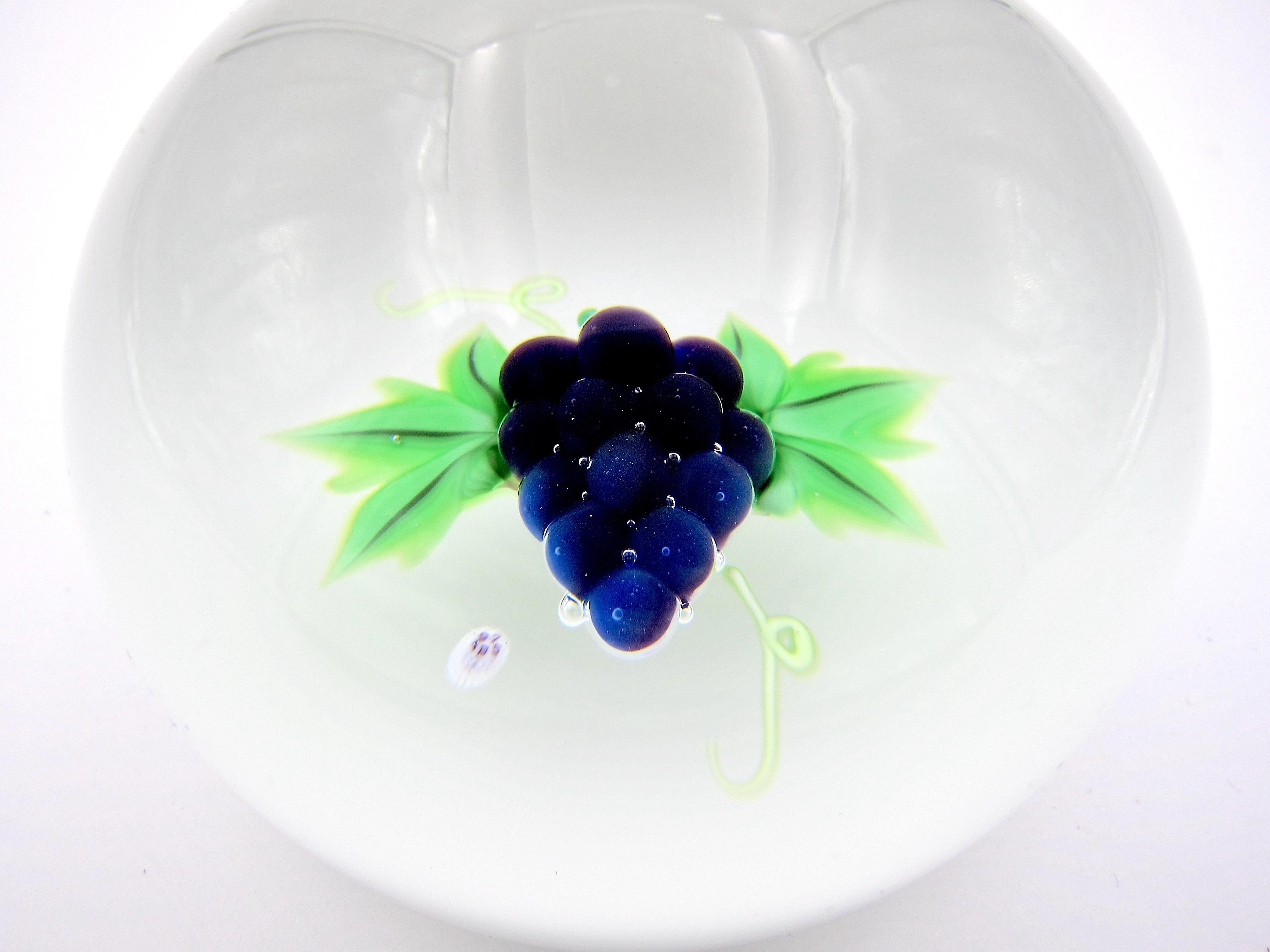 Ein eleganter Briefbeschwerer aus Baccarat-Kunstglas:: der 1975 in Frankreich in einer limitierten Auflage von 260 Stück handgefertigt wurde. Dieses moderne Fruchtdesign besteht aus einer Lampwork-Traube aus dunkelvioletten Trauben mit grünen