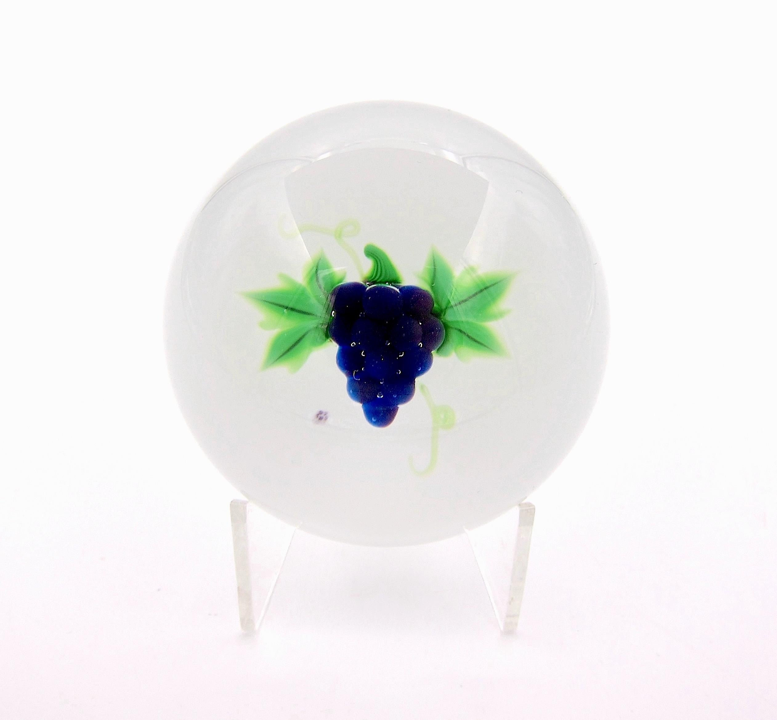 1975 Baccarat Obst Briefbeschwerer mit lila Trauben (Moderne)