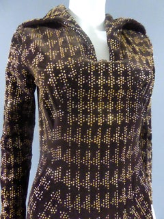 Abito in velluto marrone con motivi glitterati di Carven Haute Couture del 1975