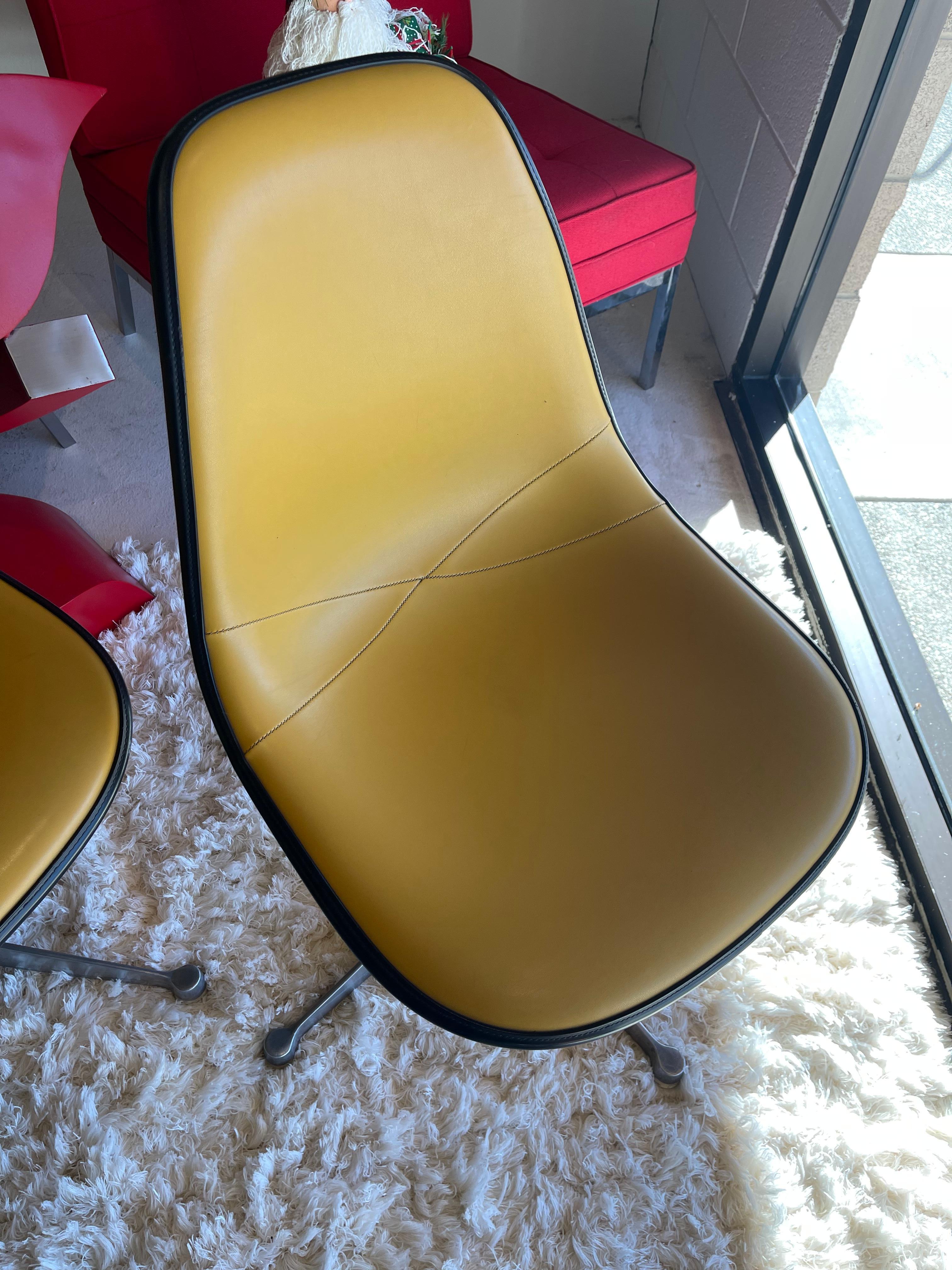 1975 Eames for Herman Miller Swivel Chairs, Set of 6 In Good Condition In Palm Springs, CA