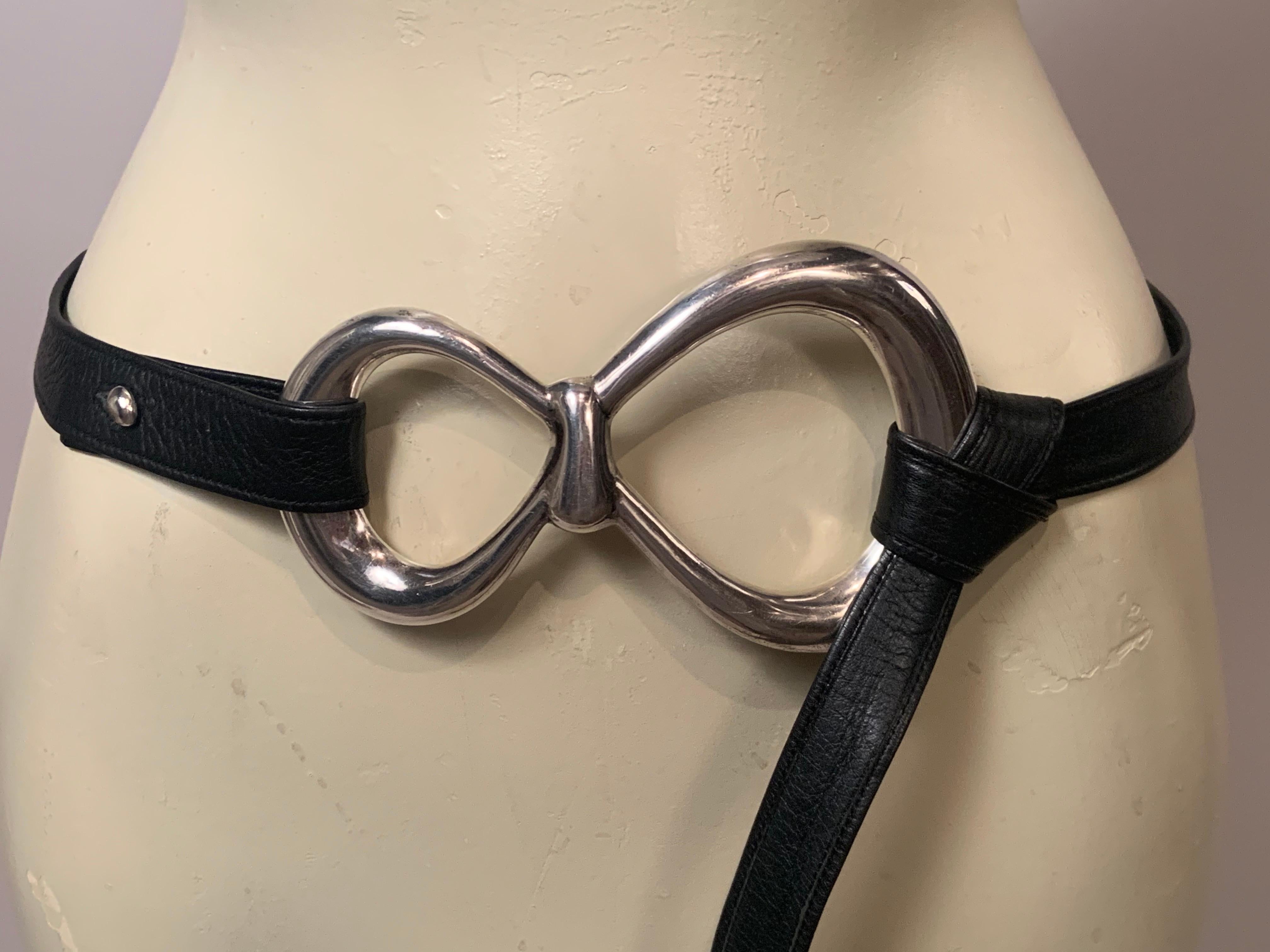 Elsa Peretti entwarf die Infinity-Schließe 1975, zu Beginn ihrer langjährigen Tätigkeit bei Tiffany & Co.  Diese Schnalle ist auf 1975 datiert und mit Peretti-Tiffany & Co. aus Spanien und Sterling gestempelt. Ihre  Schnallen wurden in der Regel in