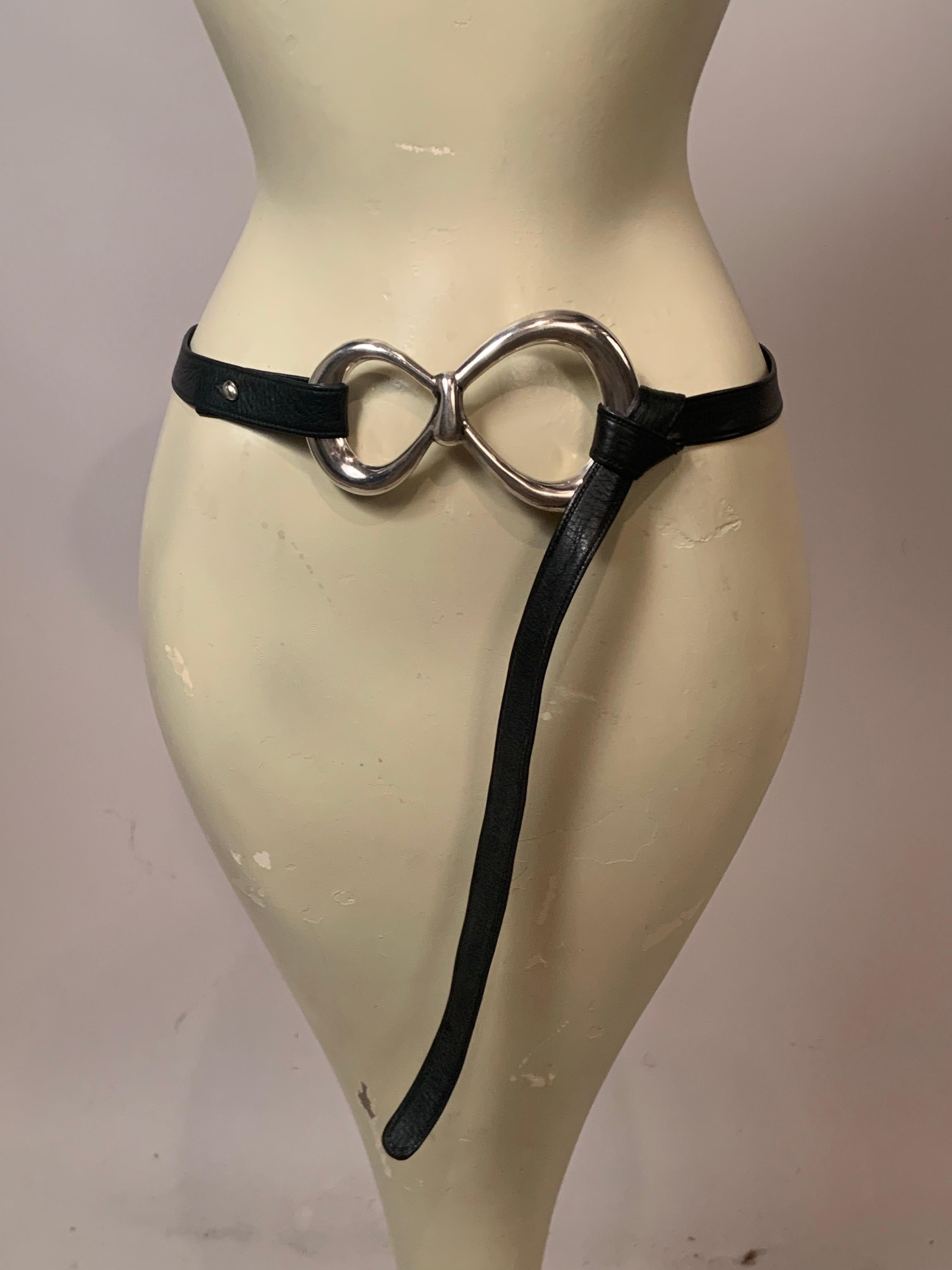 1975 Elsa Peretti Große Sterling Unendlichkeitsschließe und drei Ledergürtel (Schwarz) im Angebot
