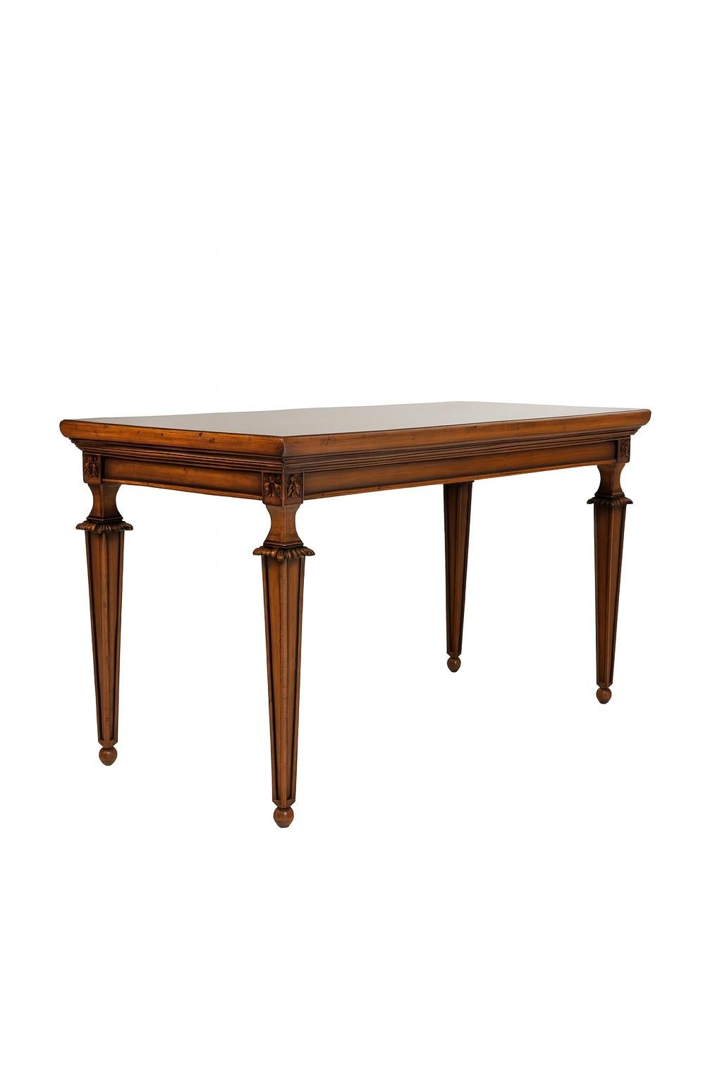 Ancrée dans la tradition anglaise et achevée en 1975, cette table centrale témoigne d'un savoir-faire sculpté à la main et d'une élégance intemporelle. Le cadre en bois massif porte de gracieux pieds effilés ornés de motifs floraux raffinés et de