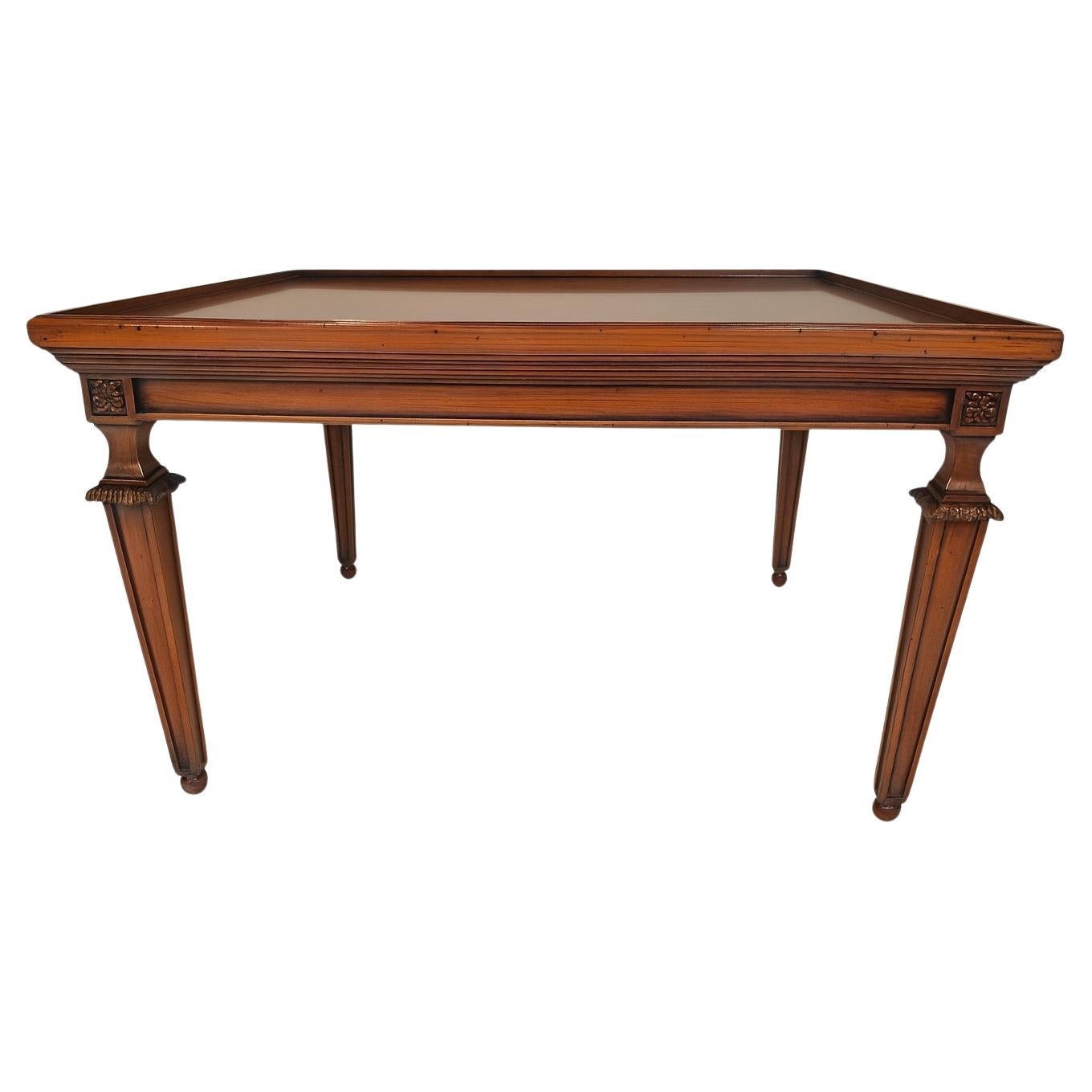 "Table centrale de style anglais de 1975 avec détails sculptés à la main" en vente