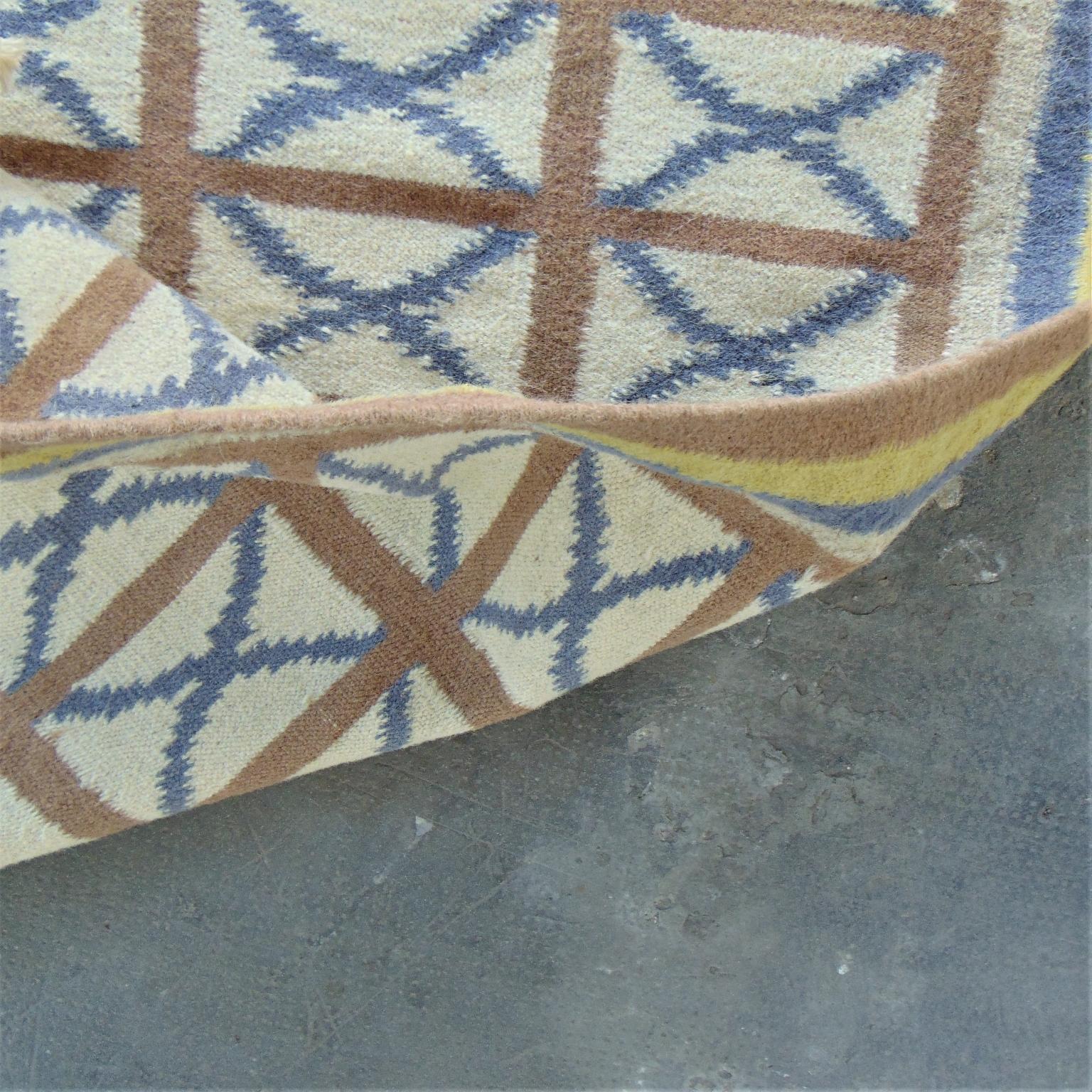 1975 Handgewebter indischer Kelim Vintage-Teppich mit blauem, braunem, gelbem und elfenbeinfarbenem Hintergrund Indien im Angebot 4