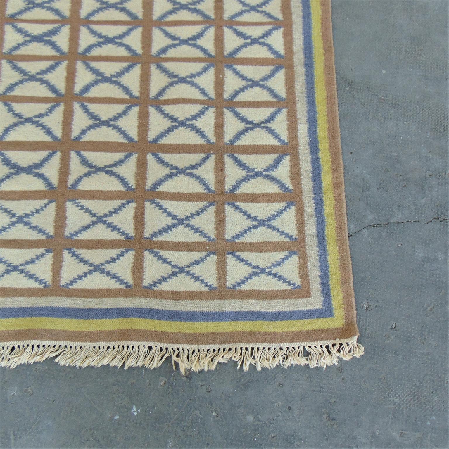 1975 Handwoven Kilim Vintage Indian Rug Blue Brown Yellow Ivory Background India In Excellent Condition For Sale In Arosio, IT