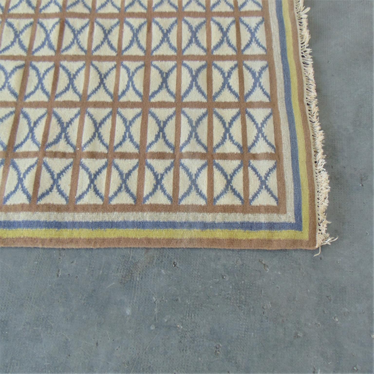 1975 Handgewebter indischer Kelim Vintage-Teppich mit blauem, braunem, gelbem und elfenbeinfarbenem Hintergrund Indien (Ende des 20. Jahrhunderts) im Angebot