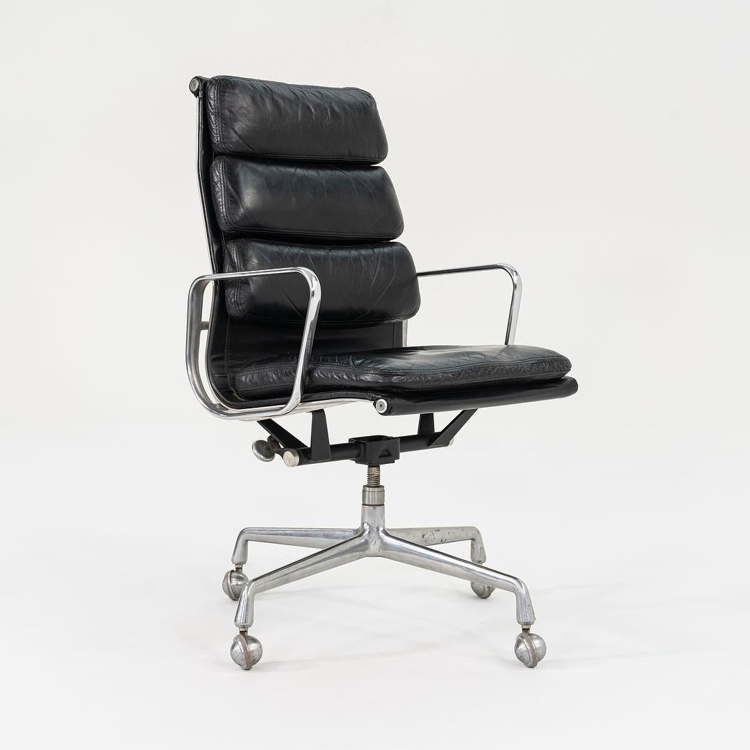 Se trata de los sillones de dirección Eames Aluminum Group Soft Pad, modelo EA420, diseñados por Charles and Ray Eames para Herman Miller en 1969. Estos ejemplos datan de hacia 1975. El precio indicado incluye una silla, y tenemos tres disponibles