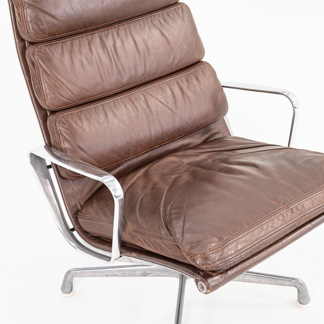 1975 Herman Miller Eames Soft Pad Loungesessel und Ottomane aus Leder mit Stoff im Angebot 3