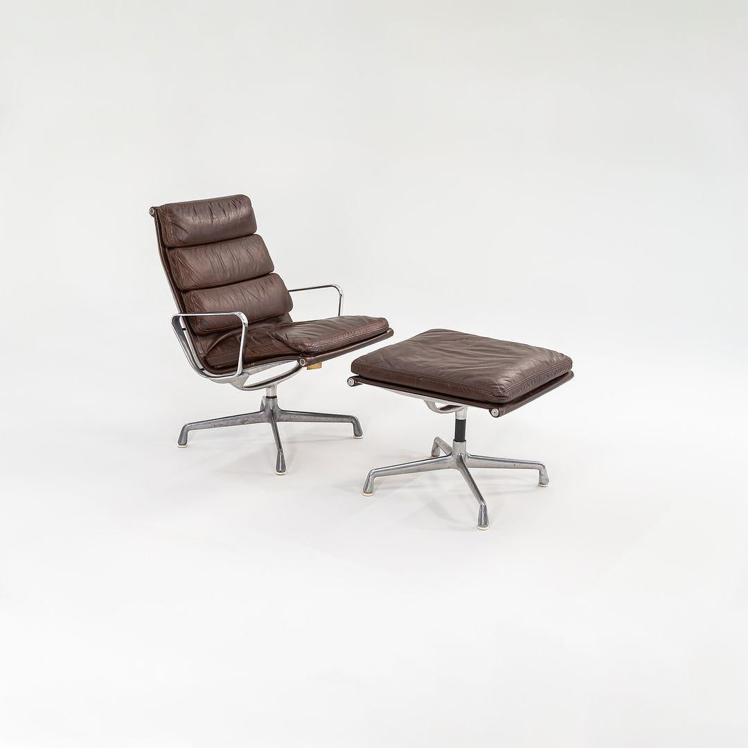 Dies ist ein Eames Aluminum Group Soft Pad Lounge Stuhl und Ottoman, Modell EA416 und EA423, ursprünglich entworfen von Charles und Ray Eames für Herman Miller im Jahr 1969. Dieses spezielle Set stammt aus dem Jahr 1975 und der angegebene Preis
