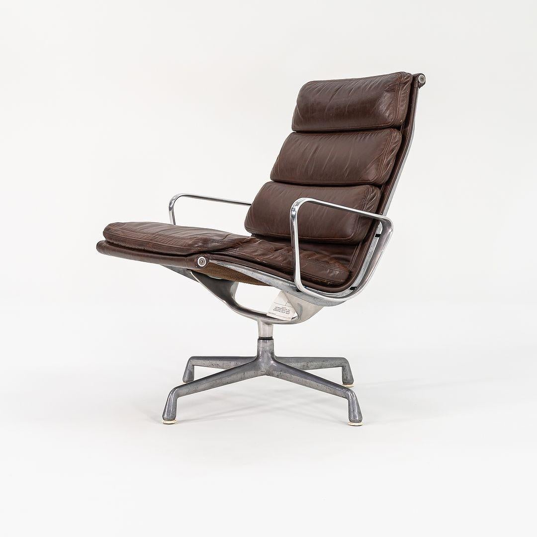 1975 Herman Miller Eames Soft Pad Loungesessel und Ottomane aus Leder mit Stoff (amerikanisch) im Angebot