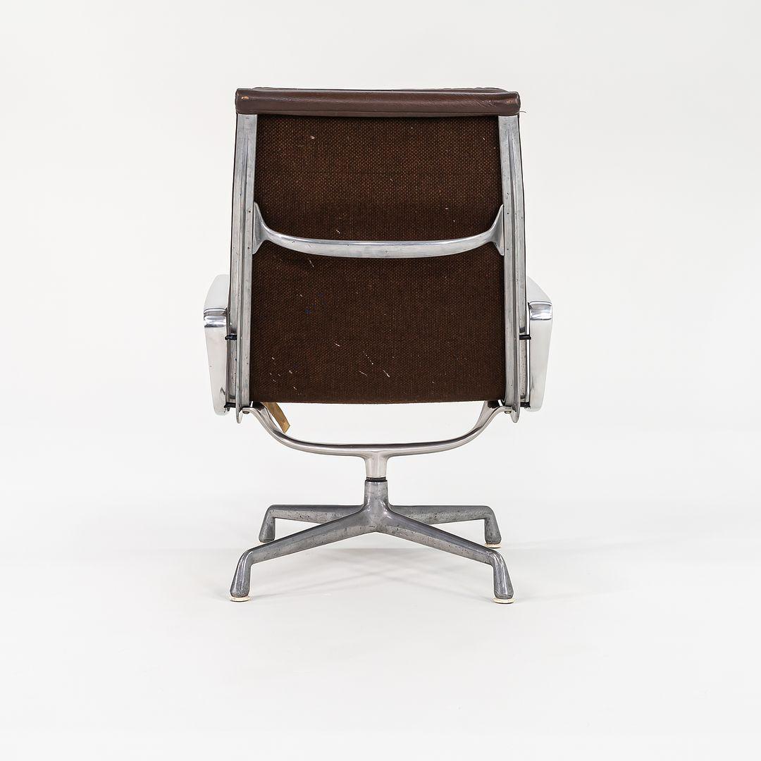 1975 Herman Miller Eames Soft Pad Loungesessel und Ottomane aus Leder mit Stoff (Ende des 20. Jahrhunderts) im Angebot