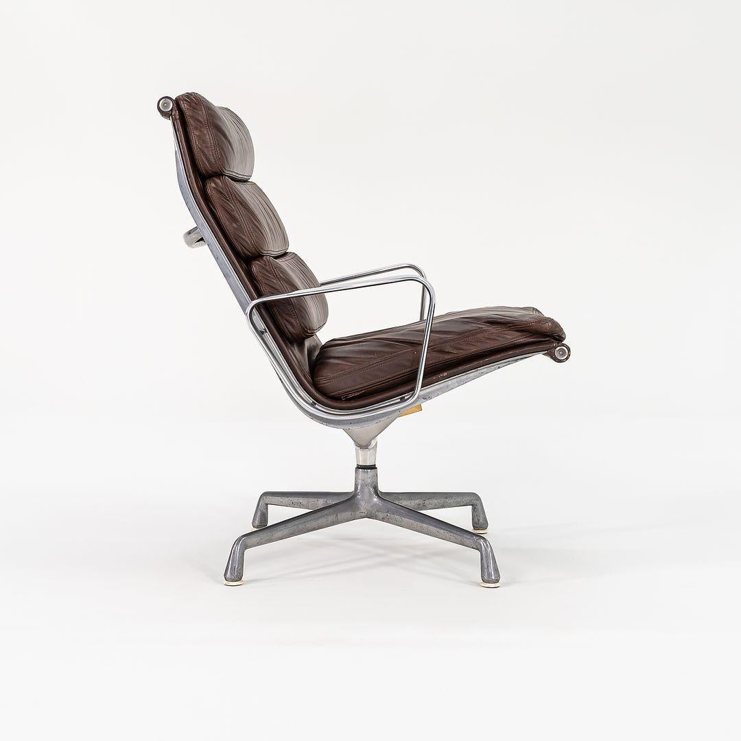 1975 Herman Miller Eames Soft Pad Loungesessel und Ottomane aus Leder mit Stoff im Angebot 1
