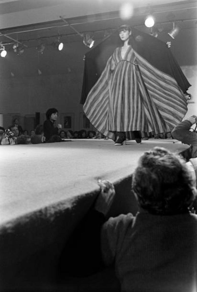 1976 Issey Miyake documenté manteau peignoir rayé teinté dans l'espace en vente 8