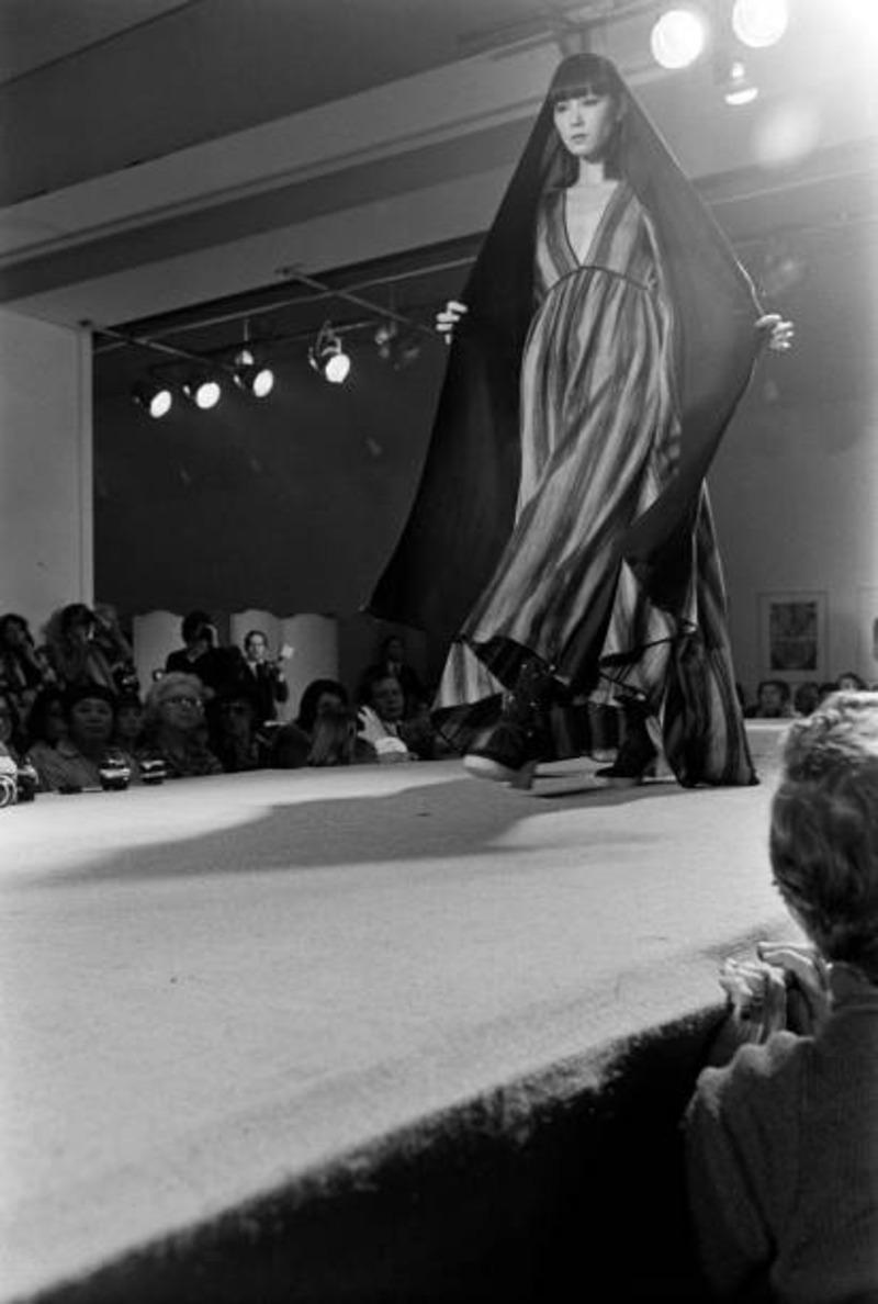 1976 Issey Miyake documenté manteau peignoir rayé teinté dans l'espace en vente 9