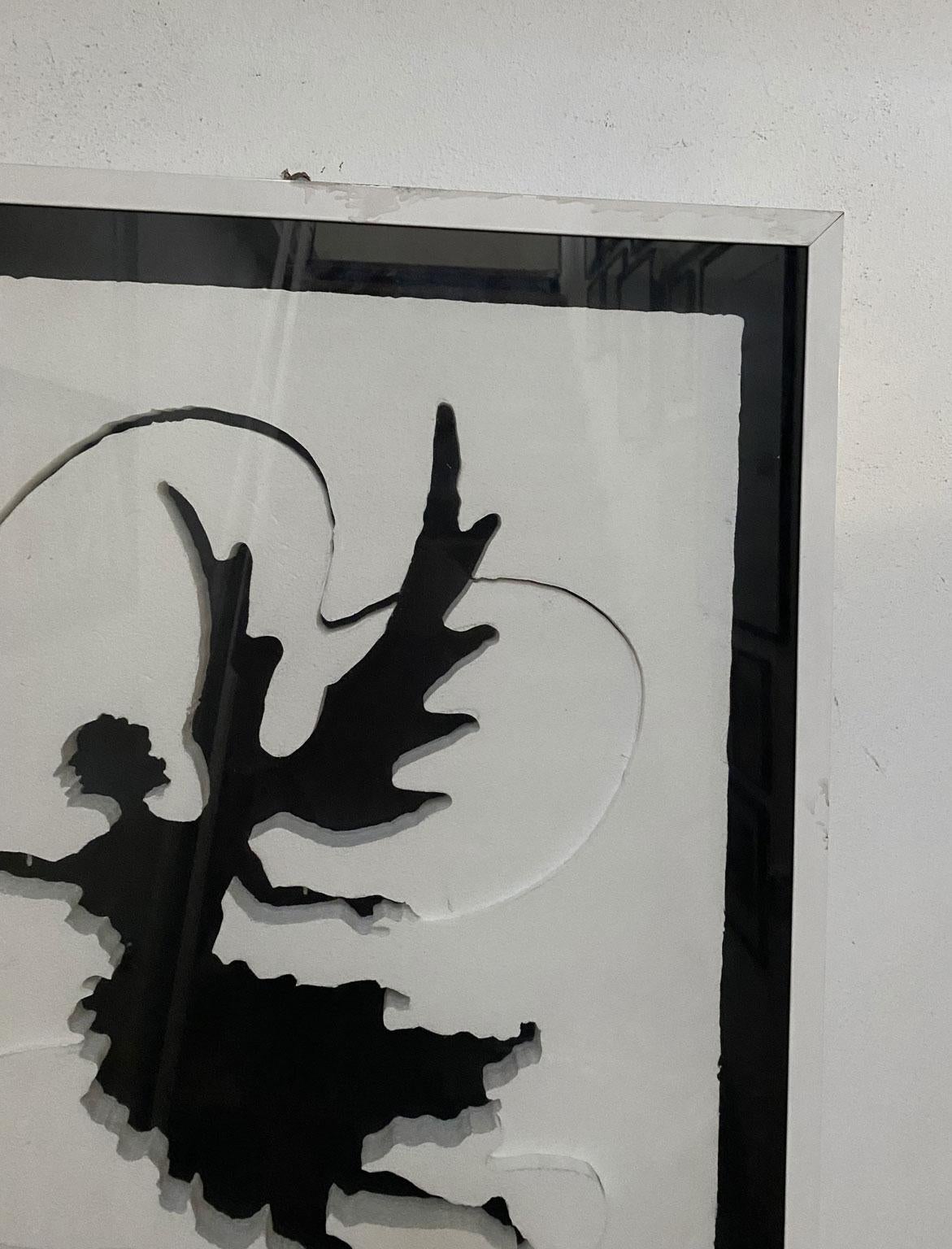 Es handelt sich um ein intensives Kunstwerk, das 1975 von dem italienischen Künstler Vanni Viviani geschaffen wurde, der eine Polystyrolplatte gravierte.
Der Engel ist eine positive Figur, die Liebe und Harmonie schenkt. Er tanzt und zeichnet ein