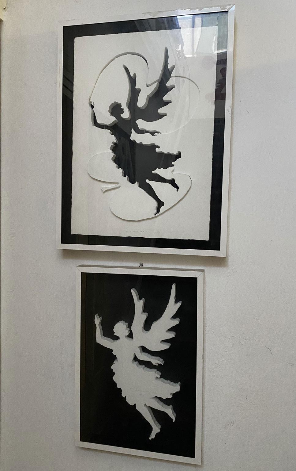 Il s'agit d'une œuvre d'art intense créée en 1975 par l'artiste italien Vanni Viviani, qui a gravé une feuille de polystirène.
L'ange est une figure positive qui donne de l'amour et de l'harmonie, il danse en dessinant dans l'air un cœur et une