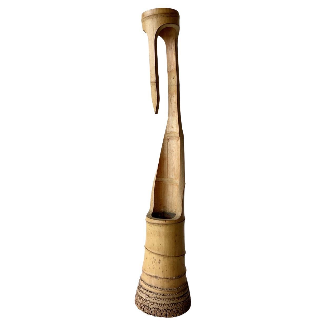 1975 Jarrón japonés de bambú cuello de grulla Ikebana Arreglo floral en venta