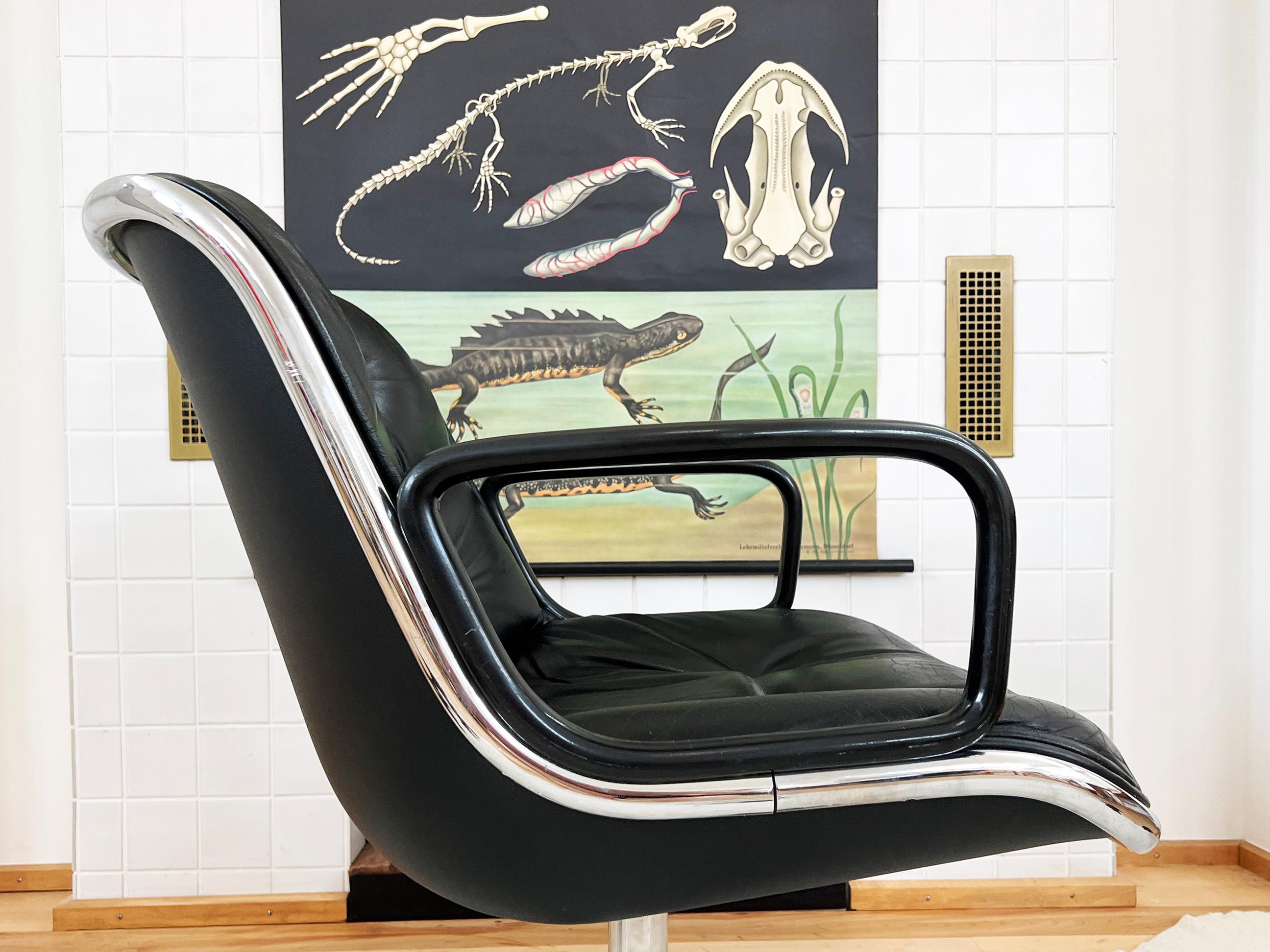 1975 Knoll Executive Pollock Cromada, Silla de Oficina de Piel Negra Acolchada con Pilastras Moderno de mediados de siglo en venta
