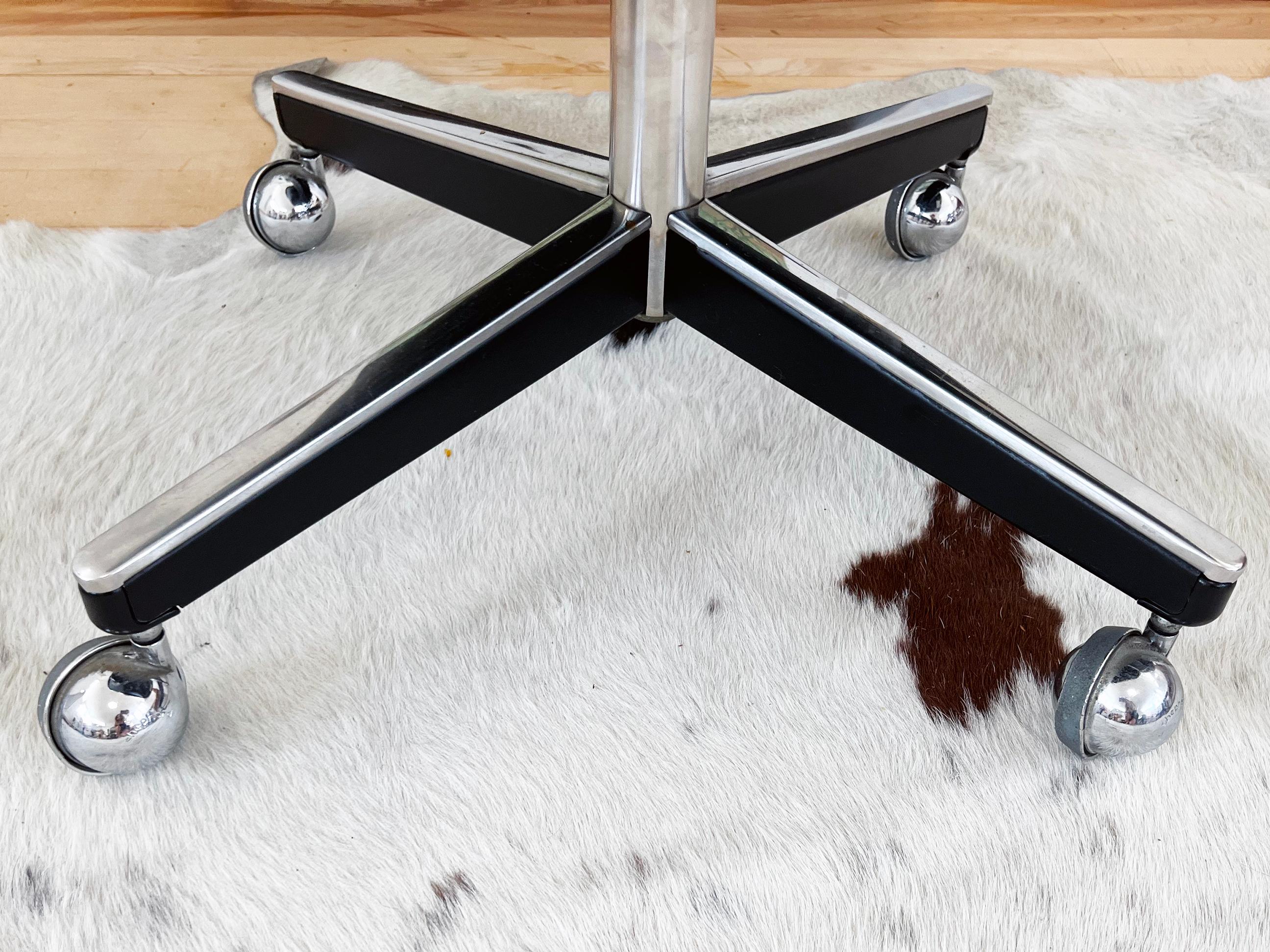 1975 Knoll Executive Pollock Cromada, Silla de Oficina de Piel Negra Acolchada con Pilastras finales del siglo XX en venta