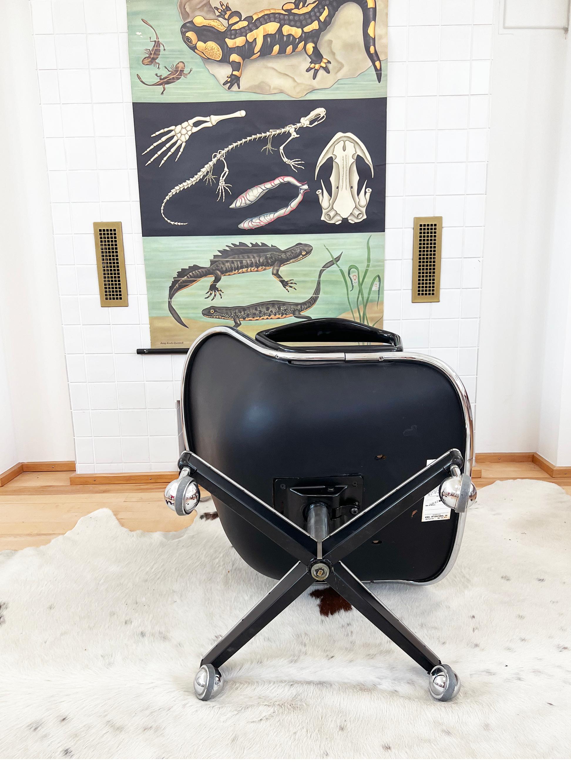 1975 Knoll Executive Pollock Cromada, Silla de Oficina de Piel Negra Acolchada con Pilastras en venta 1