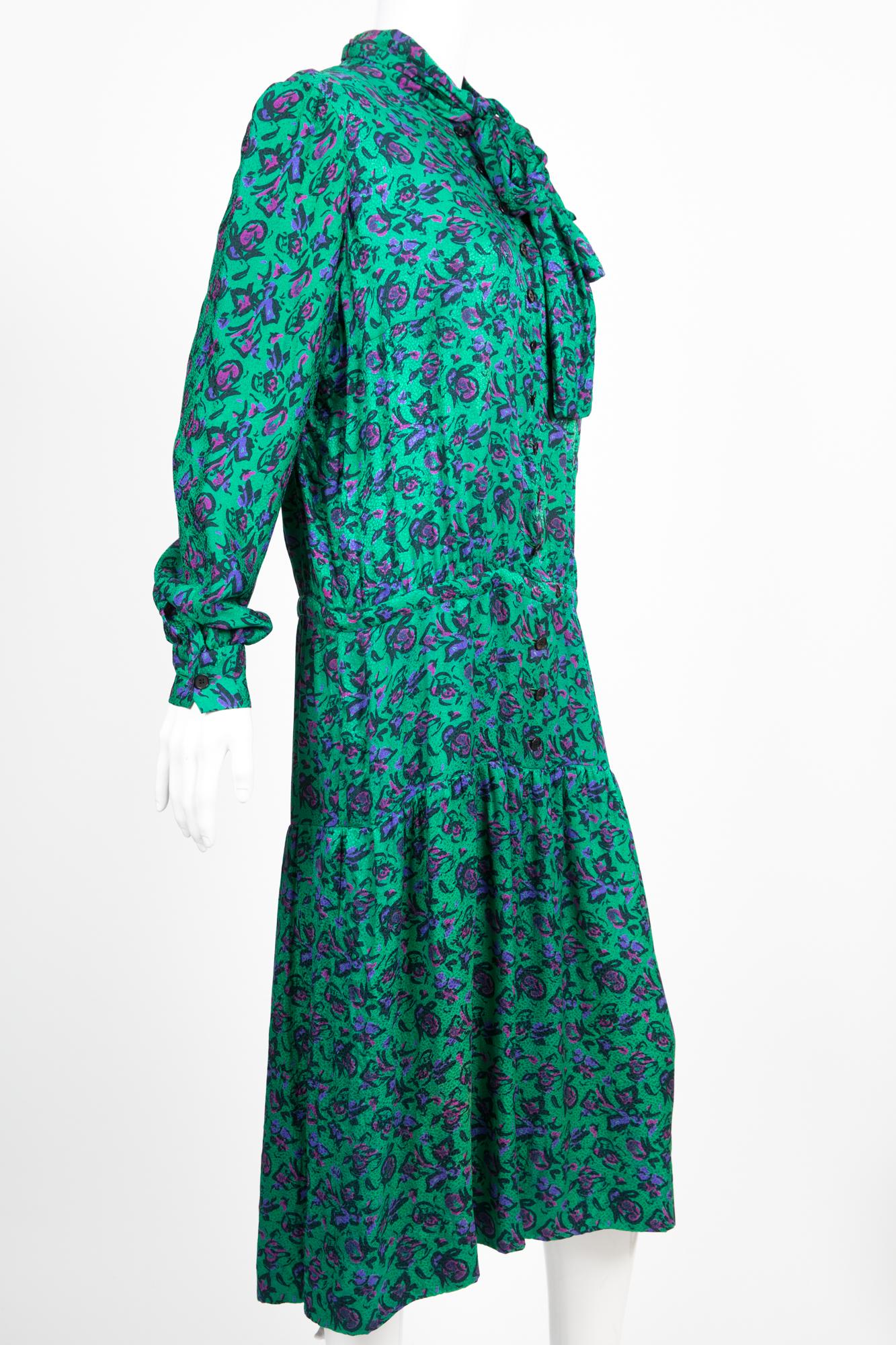 Robe Lanvin Haute Couture avec fermeture boutonnée sur le devant de la poitrine, lien lavallière à l'encolure, fond en jacquard de soie vert à imprimé floral.
Composition : 100 % soie
Circa 1975 Pièce numérotée : 1386CB par Jules François