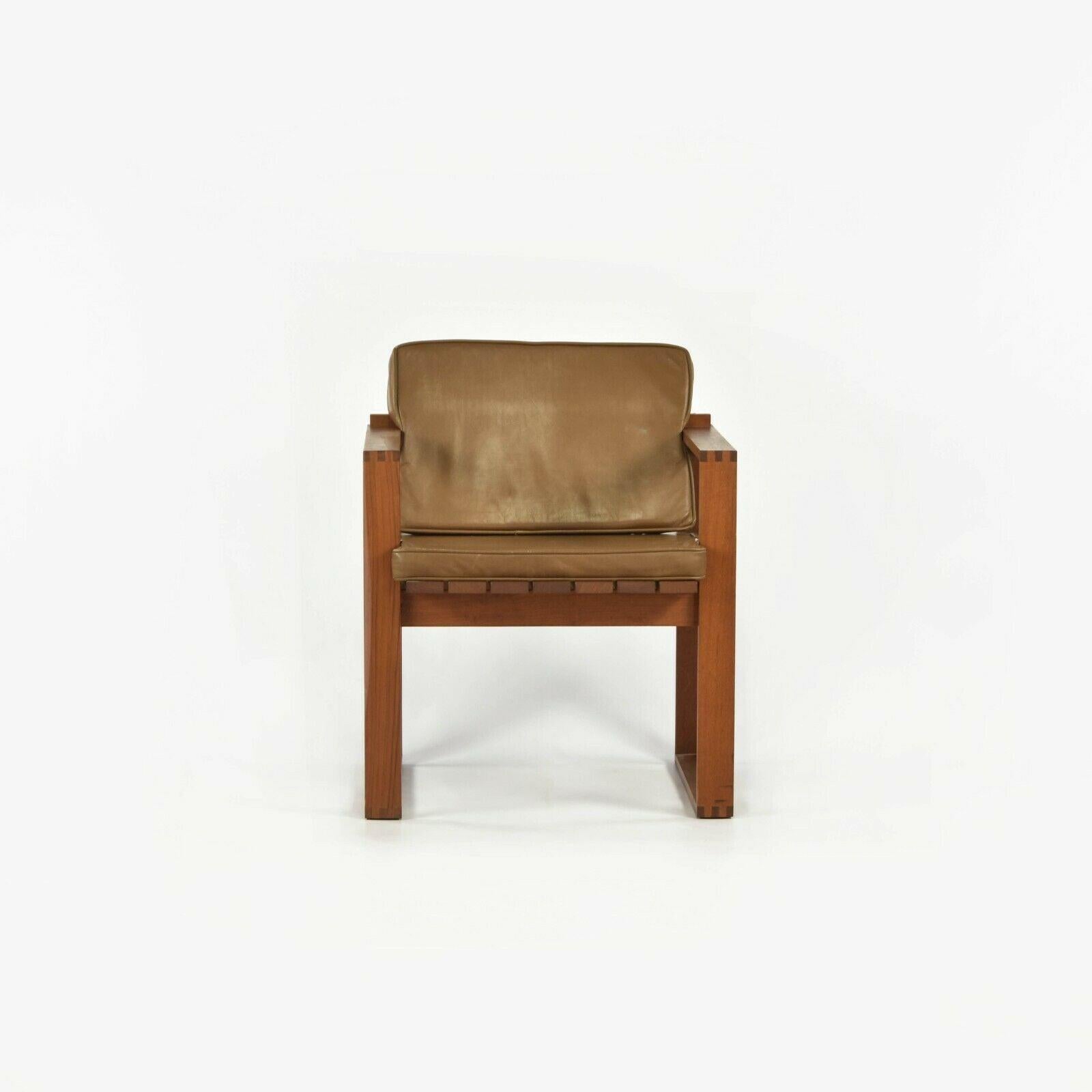 Nous proposons à la vente une paire de très rares chaises Bodil Kjaer for CI Designs en teck avec assise à lattes et coussins d'assise et de dossier en cuir. Cette paire a été achetée par un architecte de Boston, vers 1975, directement dans la salle