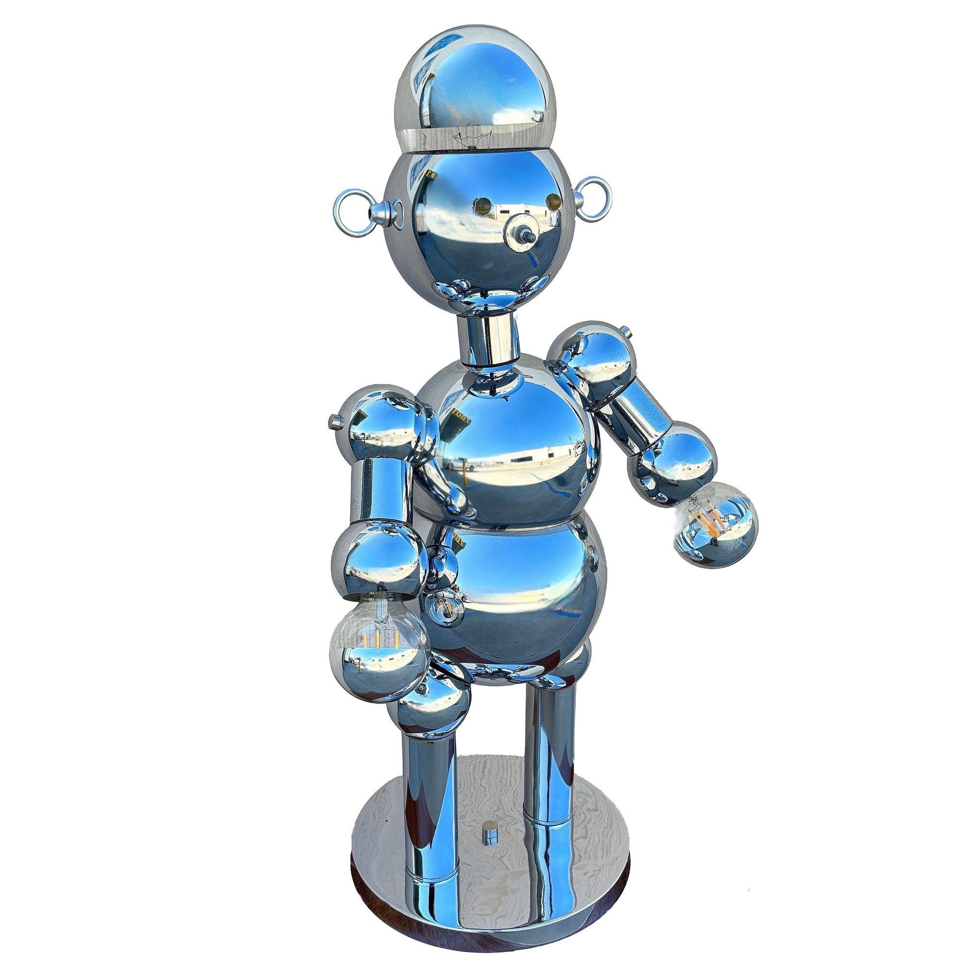 La lámpara robot de rótula cromada de los años 70 de Torino Lamps es una llamativa pieza retro de arte funcional, que combina un diseño futurista con un carácter lúdico. La lámpara fue fabricada por la Torino Lamp Company, que forma parte de Atrio