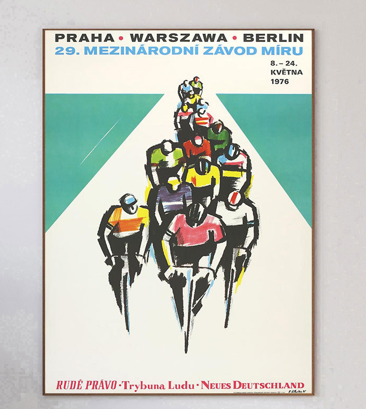 Beeindruckendes und äußerst seltenes Plakat für das 29. Radrennen des Mezinarodni Zavoď Míru oder des Internationalen Friedensinstituts. Das Rennen führt über mehrere Tage von Prag über Warschau nach Berlin, und die 29. Auflage fand im Mai 1975