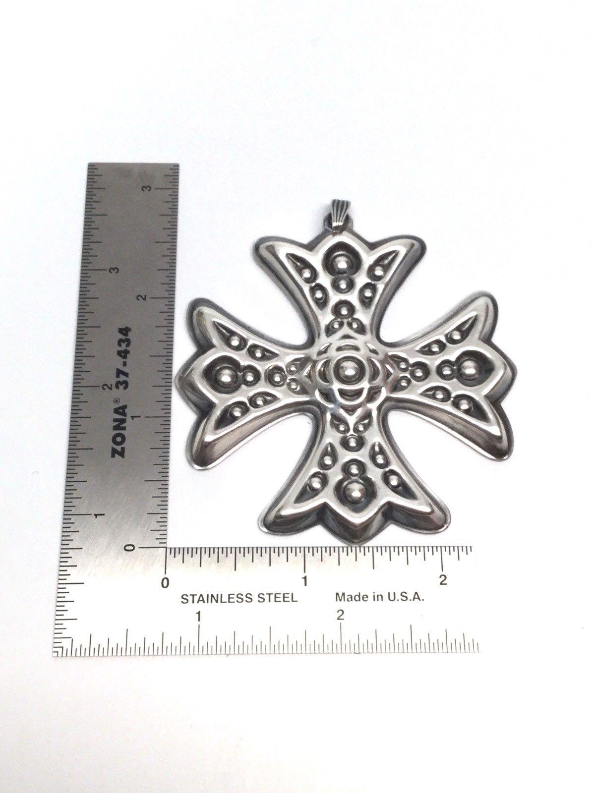 1975 Reed & Barton sterling silver Christmas cross ornament. This is a lovely 1975 sterling silver Christmas cross ornament by Reed & Barton. Measurement: Approximate 2 3/4 inches L x 2 11/16 inches wide. Weight: 20.2 g / 13.0 dwt. Condition: In