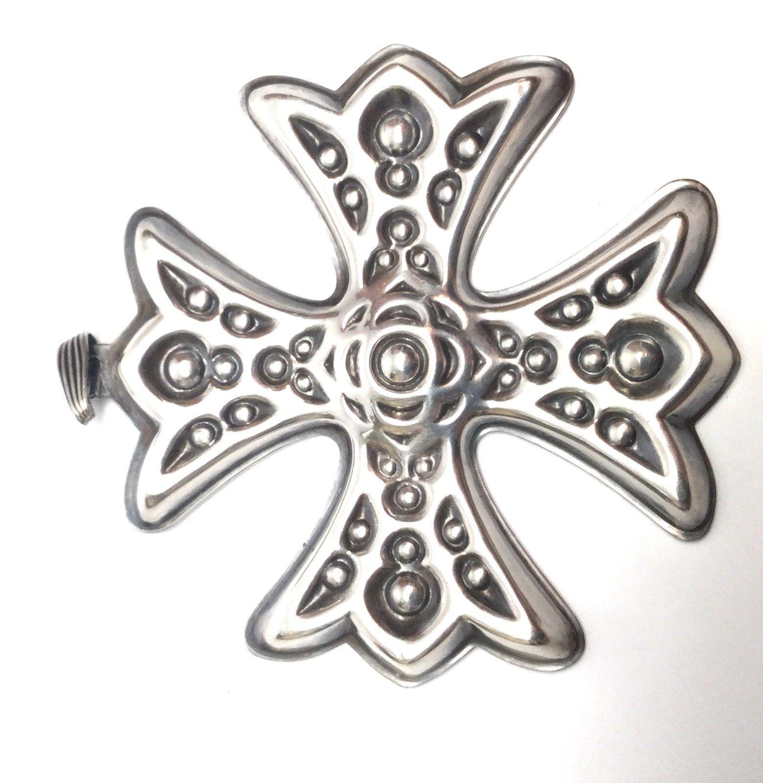 1975 Reed & Barton Sterling Silver Christmas Cross Ornament In Good Condition In Washington Depot, CT