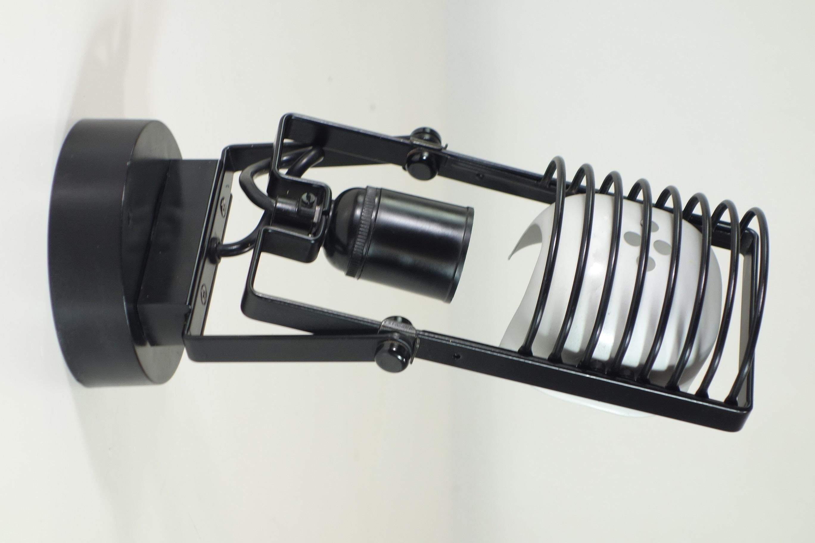 Mid-Century Modern 1975 Sintesi Artemide Ernesto Gismondi Black Metal Italian Design Wall Lamp For Sale