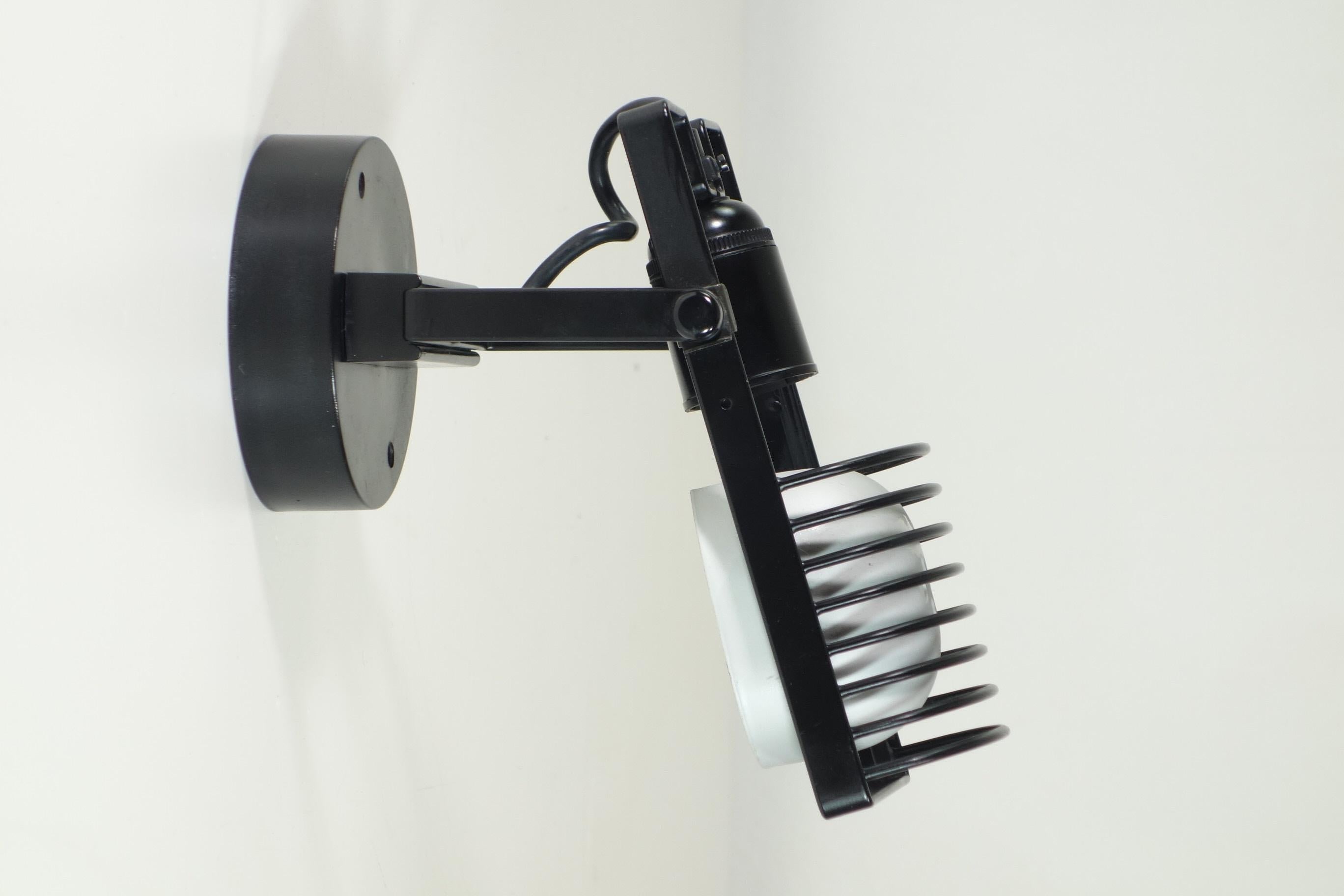1975 Sintesi Artemide Ernesto Gismondi Black Metal Italian Design Wall Lamp In Good Condition For Sale In Brescia, IT