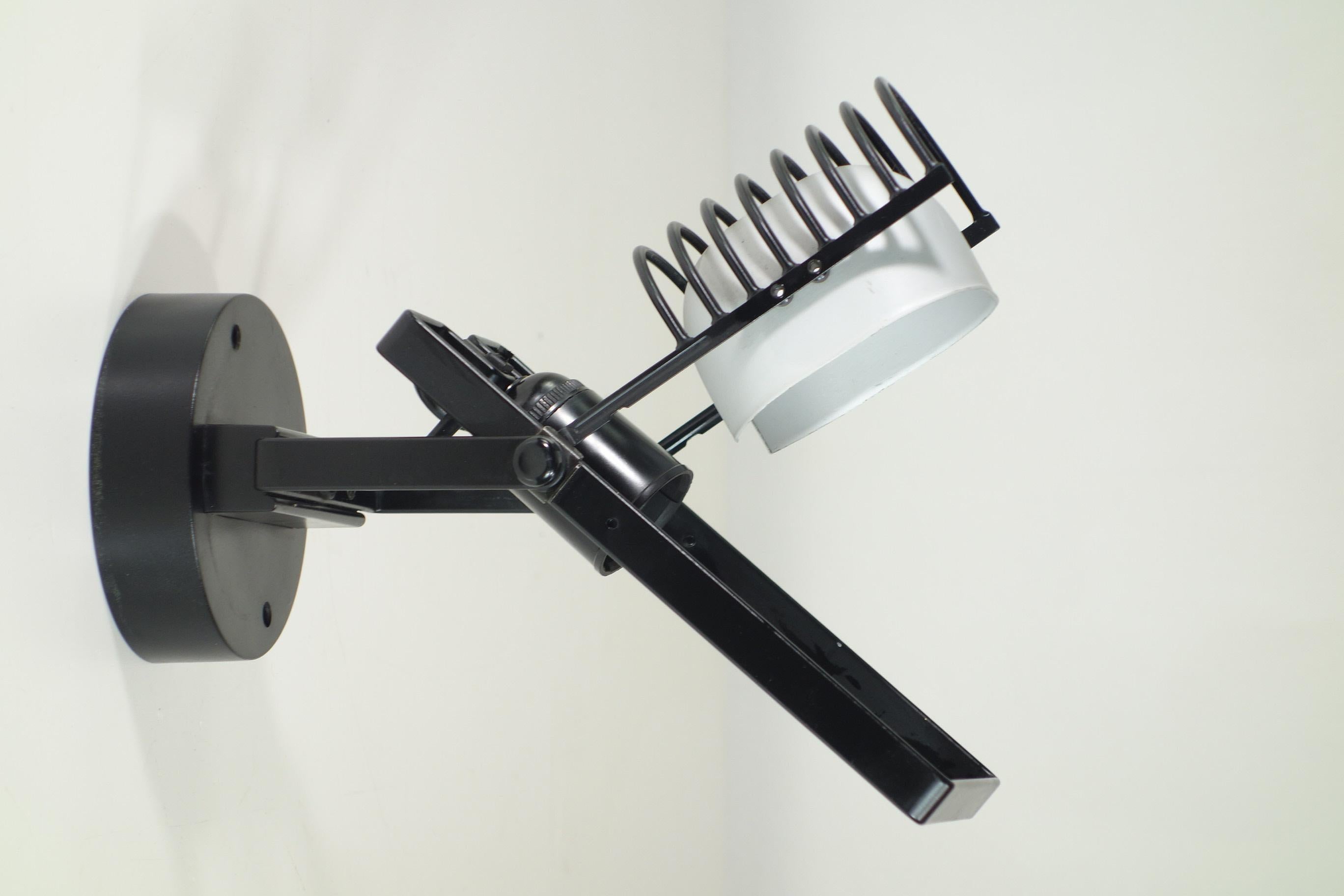 1975 Sintesi Artemide Ernesto Gismondi Black Metal Italian Design Wall Lamp For Sale 1