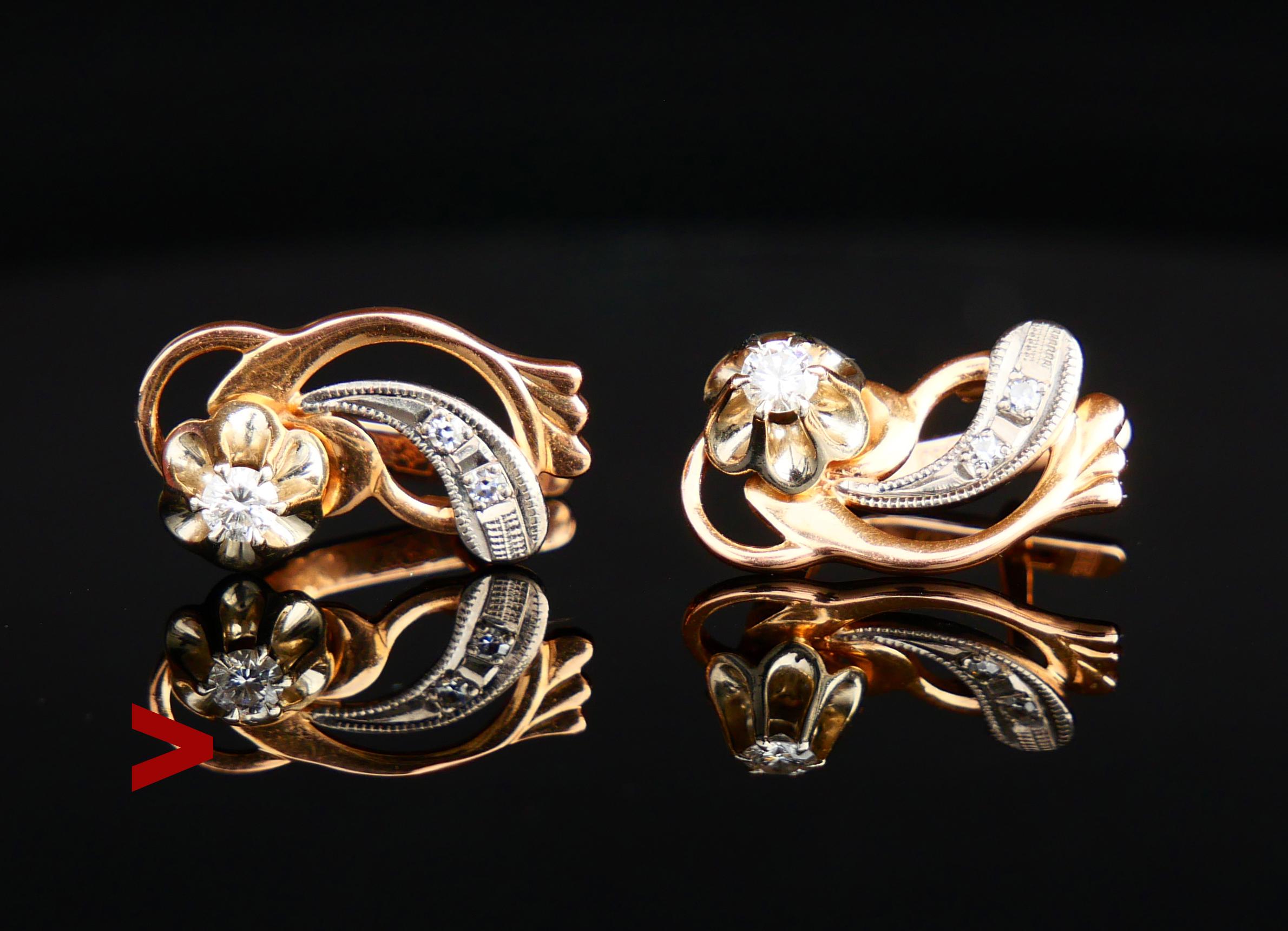 Ein Paar Huggies-Ohrringe aus der Sowjetzeit - ein Wirbel aus floralen Elementen in massivem 14-karätigem Rosé- und Weißgold mit sechs Diamanten im Brillantschliff. Jeder Ohrring hat Herstellerpunzen aus der Sowjetunion, Punze 585, Sowjetukraine,