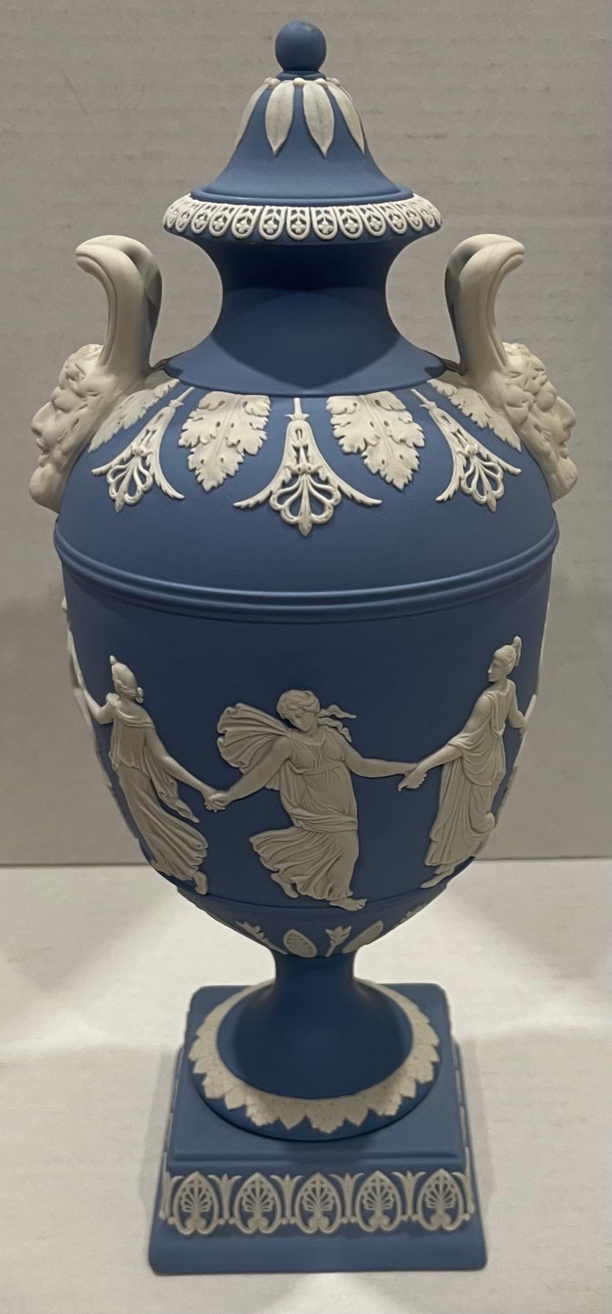Urna Wedgwood Jasperware azul claro de 1975 con diseño de horas danzantes. Tapa extraíble. 
Reproducción de 1975 de una célebre urna antigua de Wedgwood de 1700.
Con el sello Wedgwood 1975 Made in England en la parte inferior 