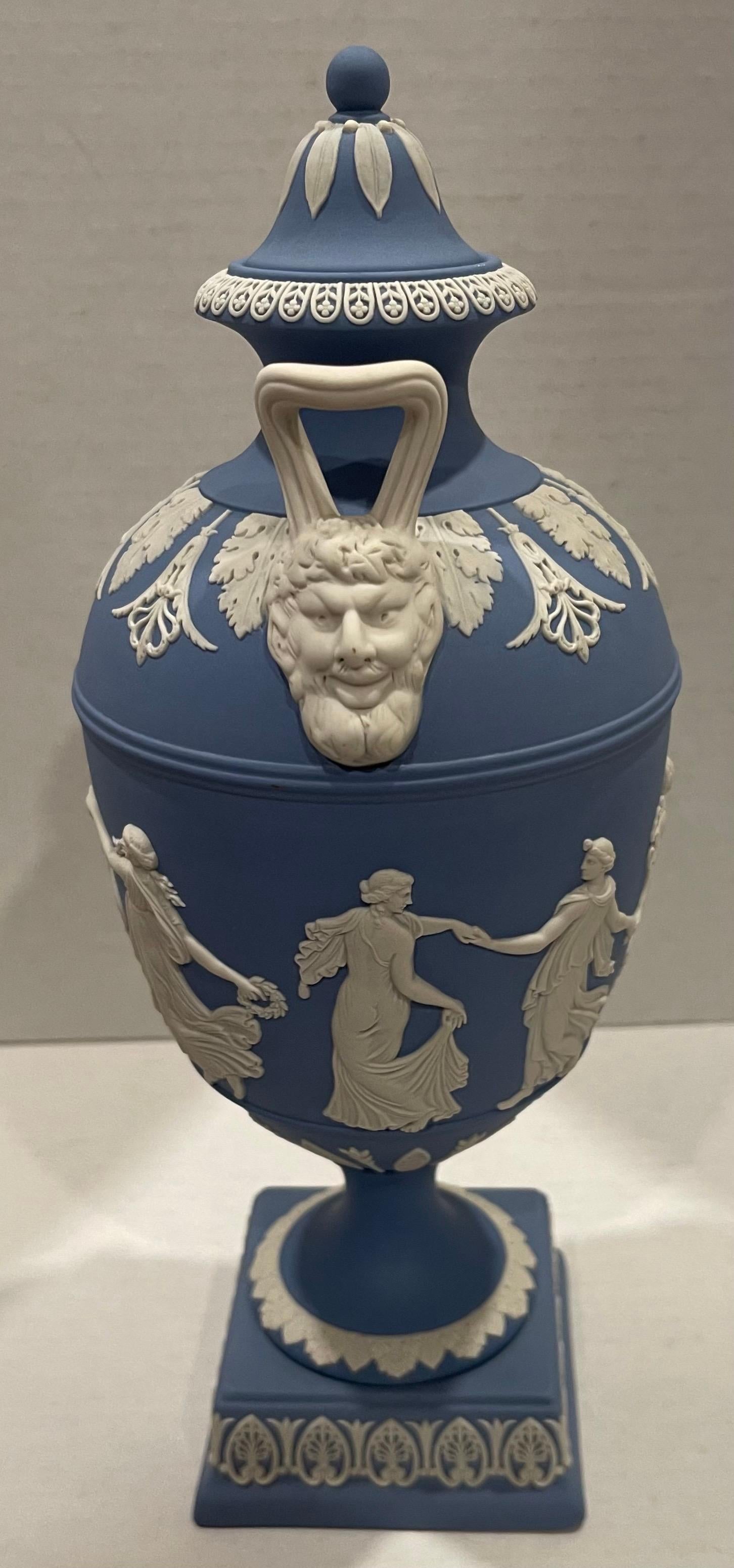 1975 Wedgwood Horas Bailando Urna de jaspeado azul claro Neoclásico