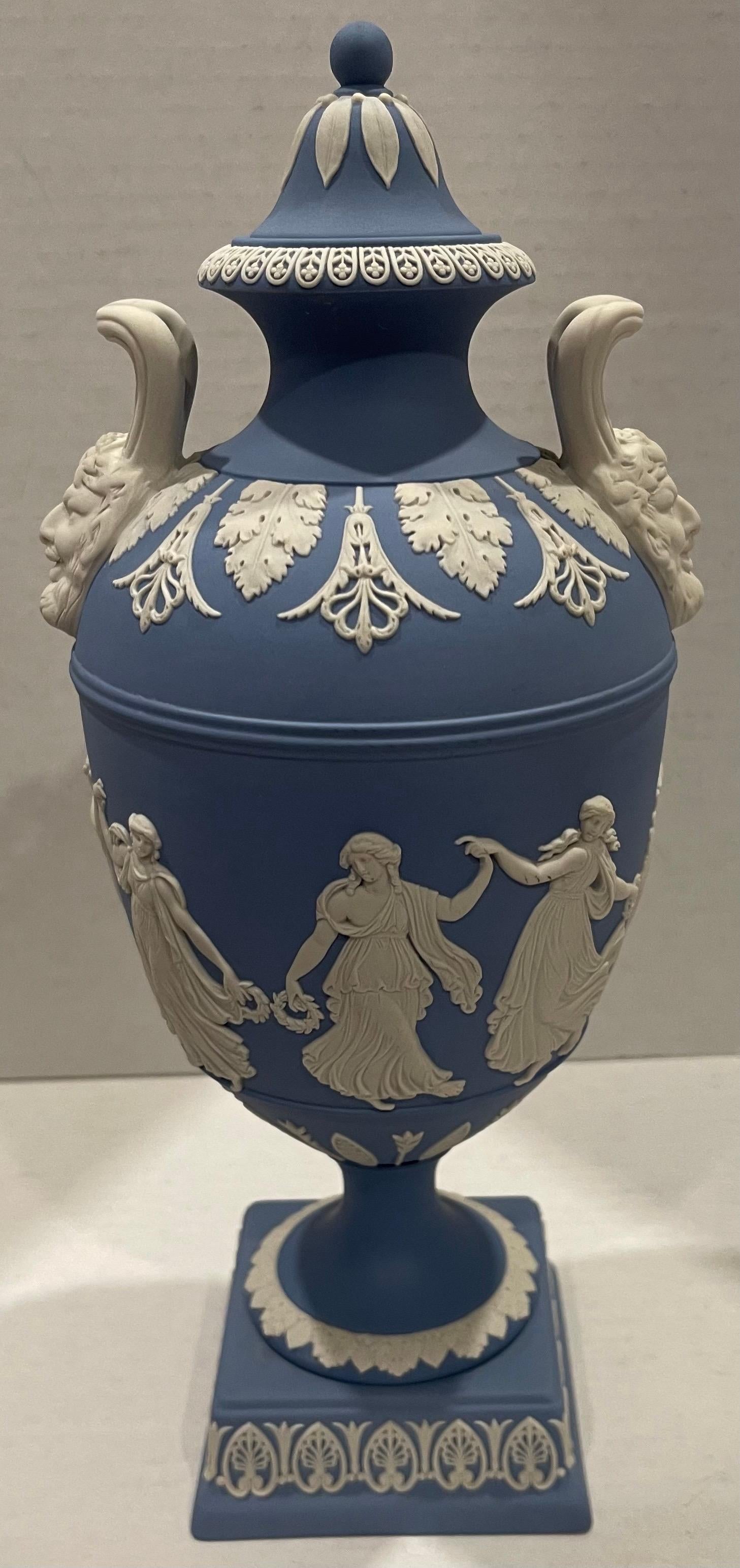 1975 Wedgwood Horas Bailando Urna de jaspeado azul claro Británico